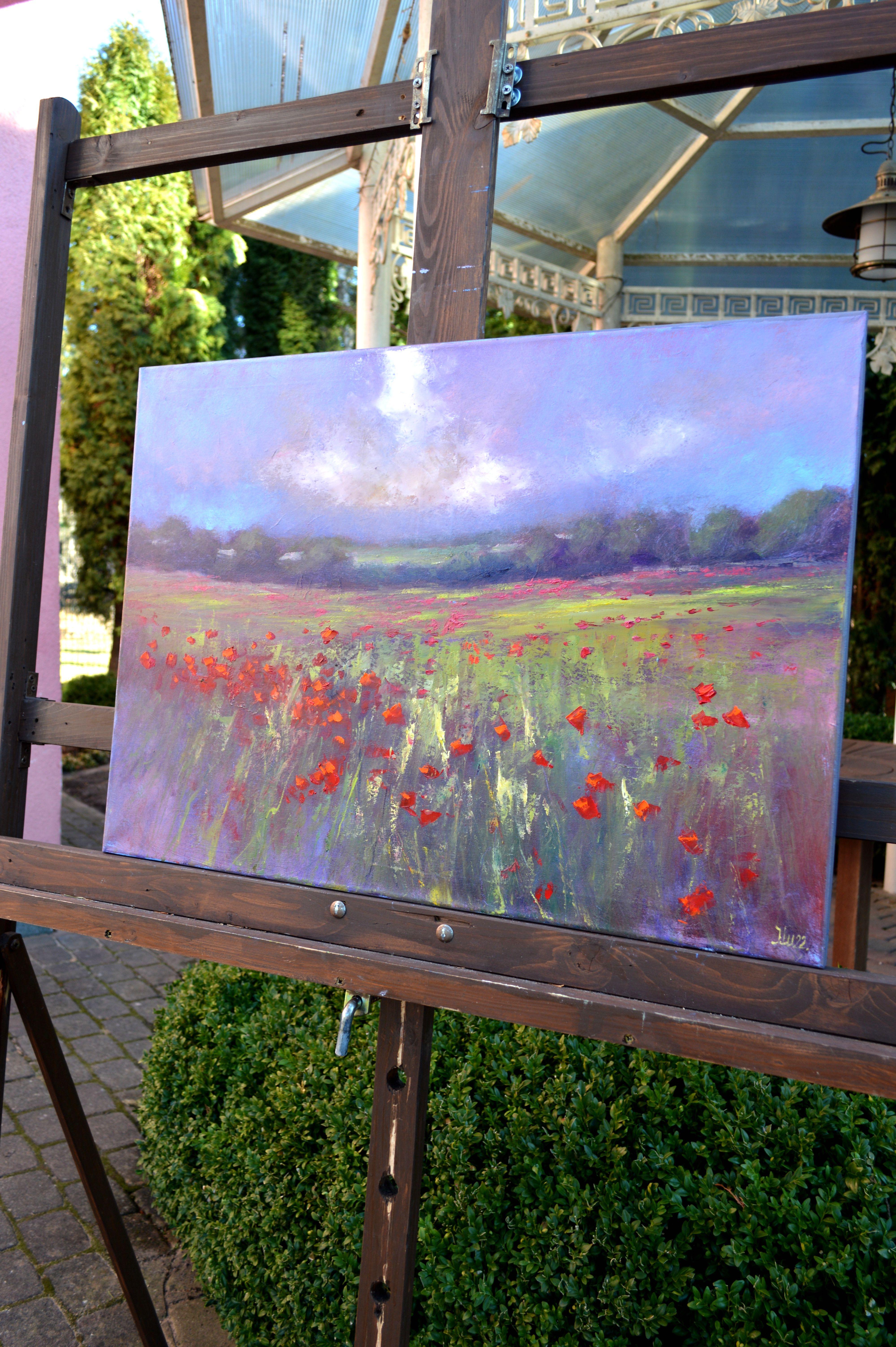 Paysage avec champ de coquelicots - Gris Landscape Painting par Elena Lukina