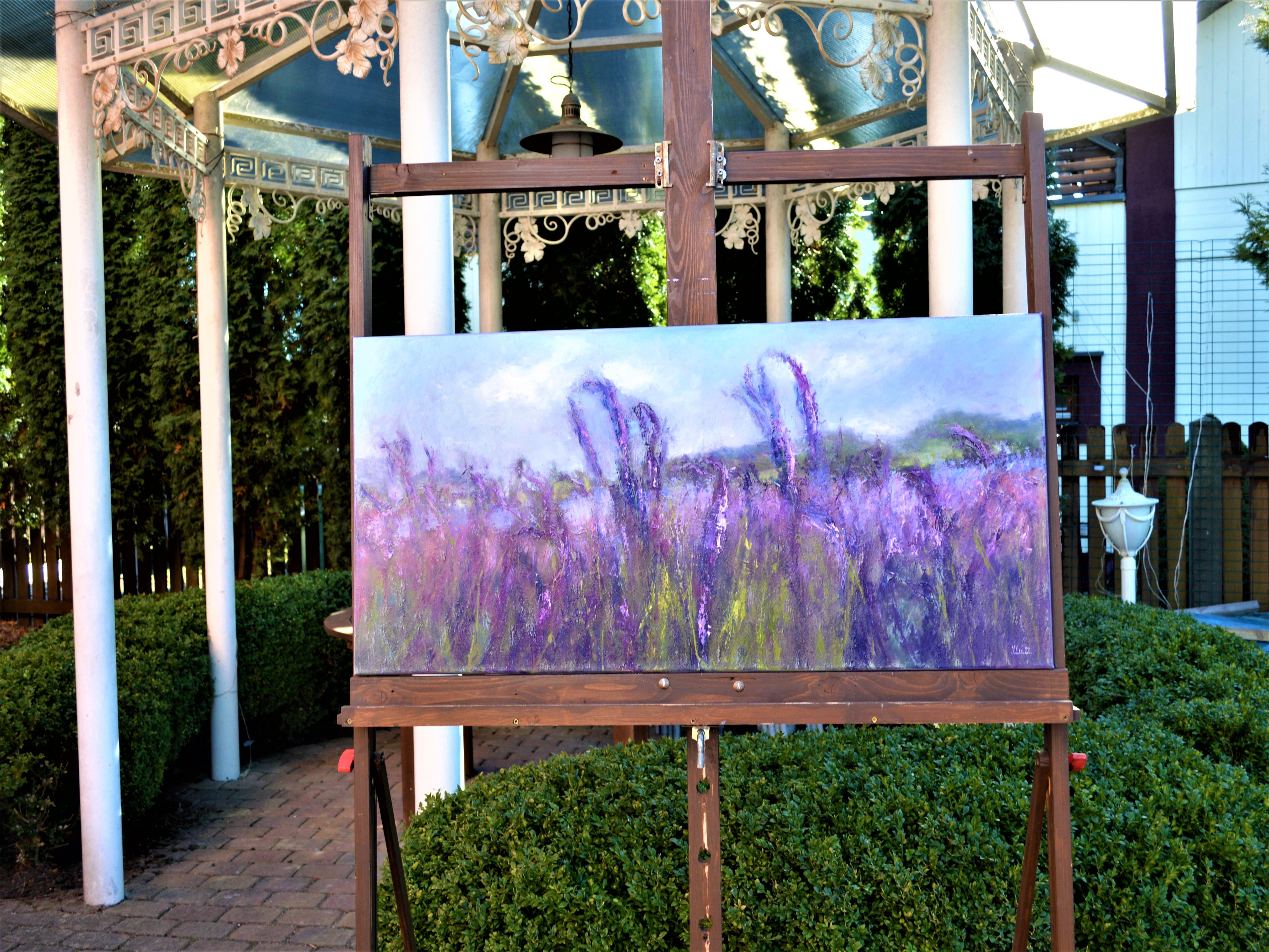 Field in Lavendelfarben – Painting von Elena Lukina