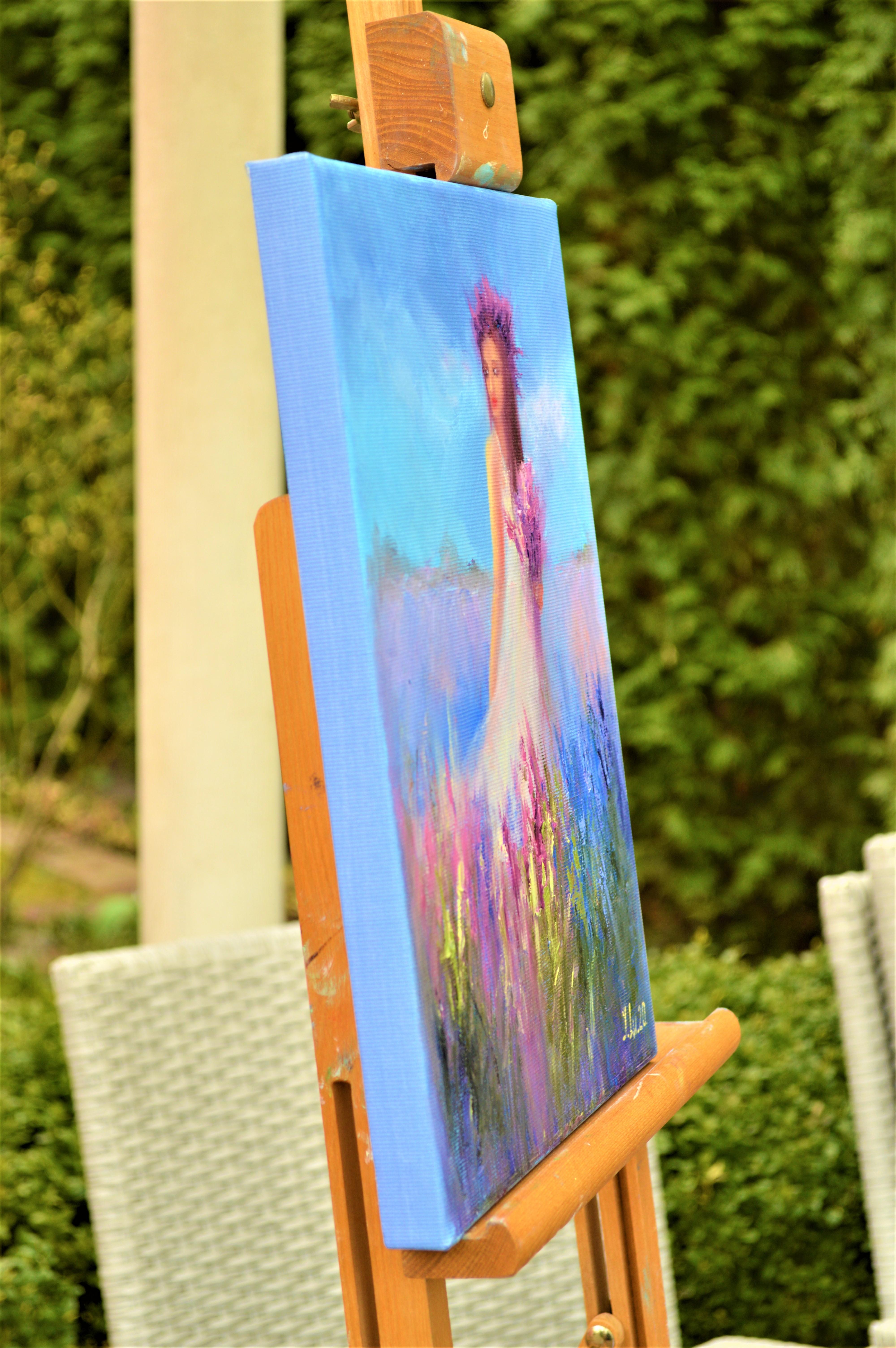 En esta obra, he volcado en cada trazo mi amor por la belleza etérea de la naturaleza. Los tonos suaves y las texturas blandas evocan serenidad, su expresión tranquila y las delicadas flores de lavanda que acuna simbolizan la paz y la gracia. Es una
