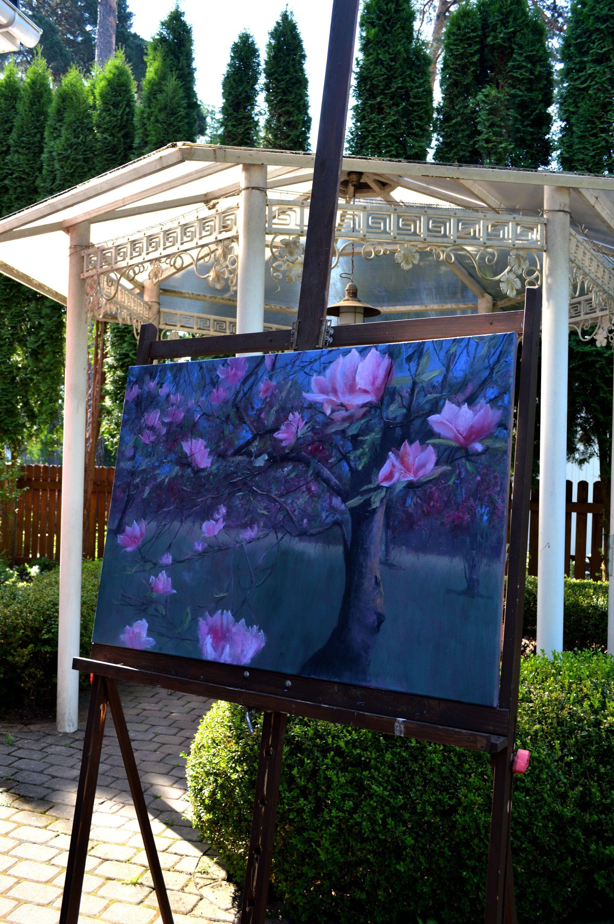 Al crear esta pieza, intenté captar la belleza efímera del despertar de la naturaleza. Cada pincelada encarna la vivacidad y la energía de los nuevos comienzos, tejiendo una danza de color y luz. Mi uso de la pintura al óleo intensifica la vitalidad