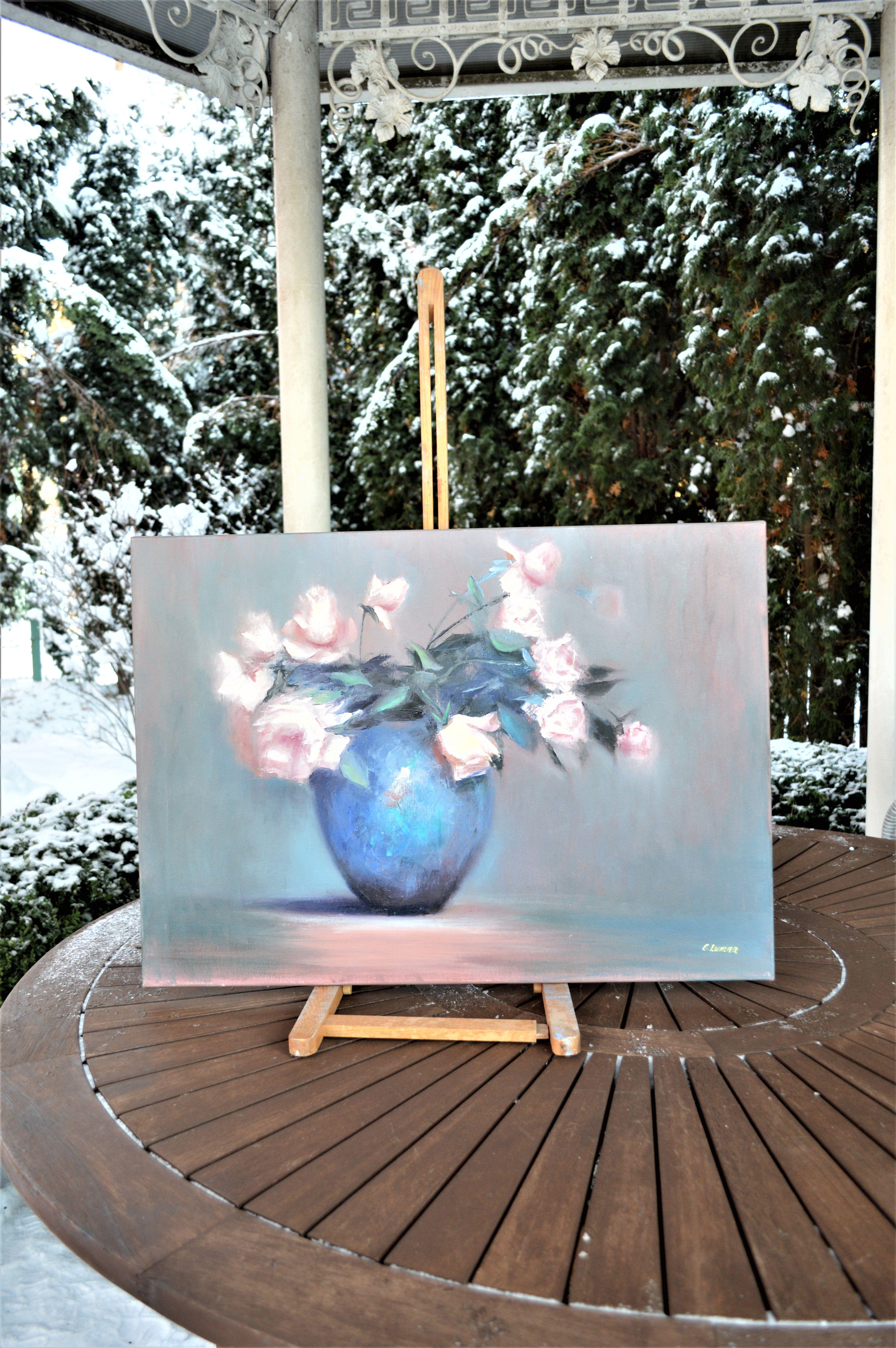 Roses in einer blauen Vase 50X70 Ölgemälde. – Painting von Elena Lukina