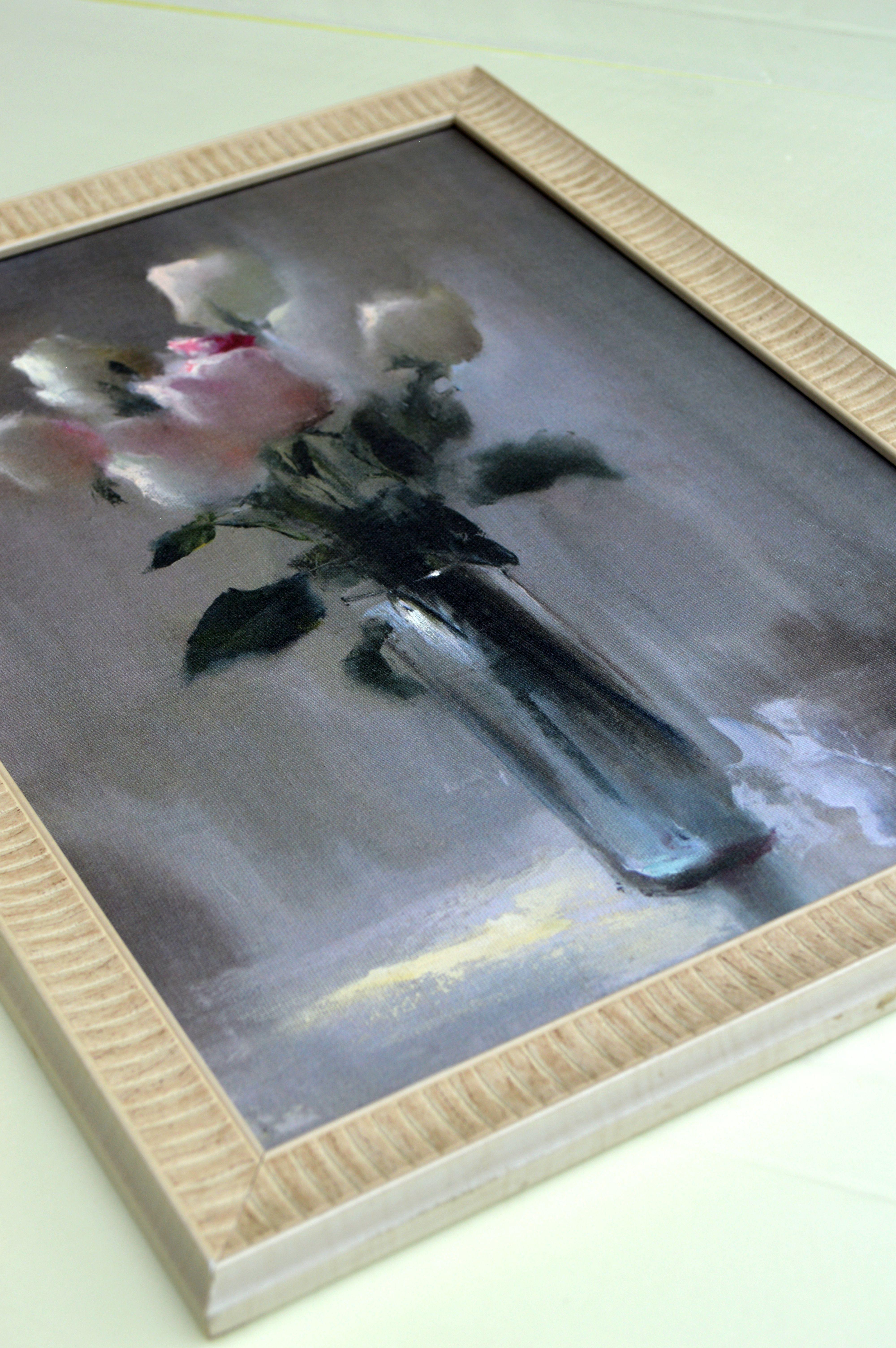 In questo lavoro ho cercato di catturare la bellezza effimera della natura, utilizzando il mezzo della stampa giclée per trasmettere la delicata danza tra luce e ombra. Le mie pennellate danno vita ai petali, infondendo alla scena una miscela di