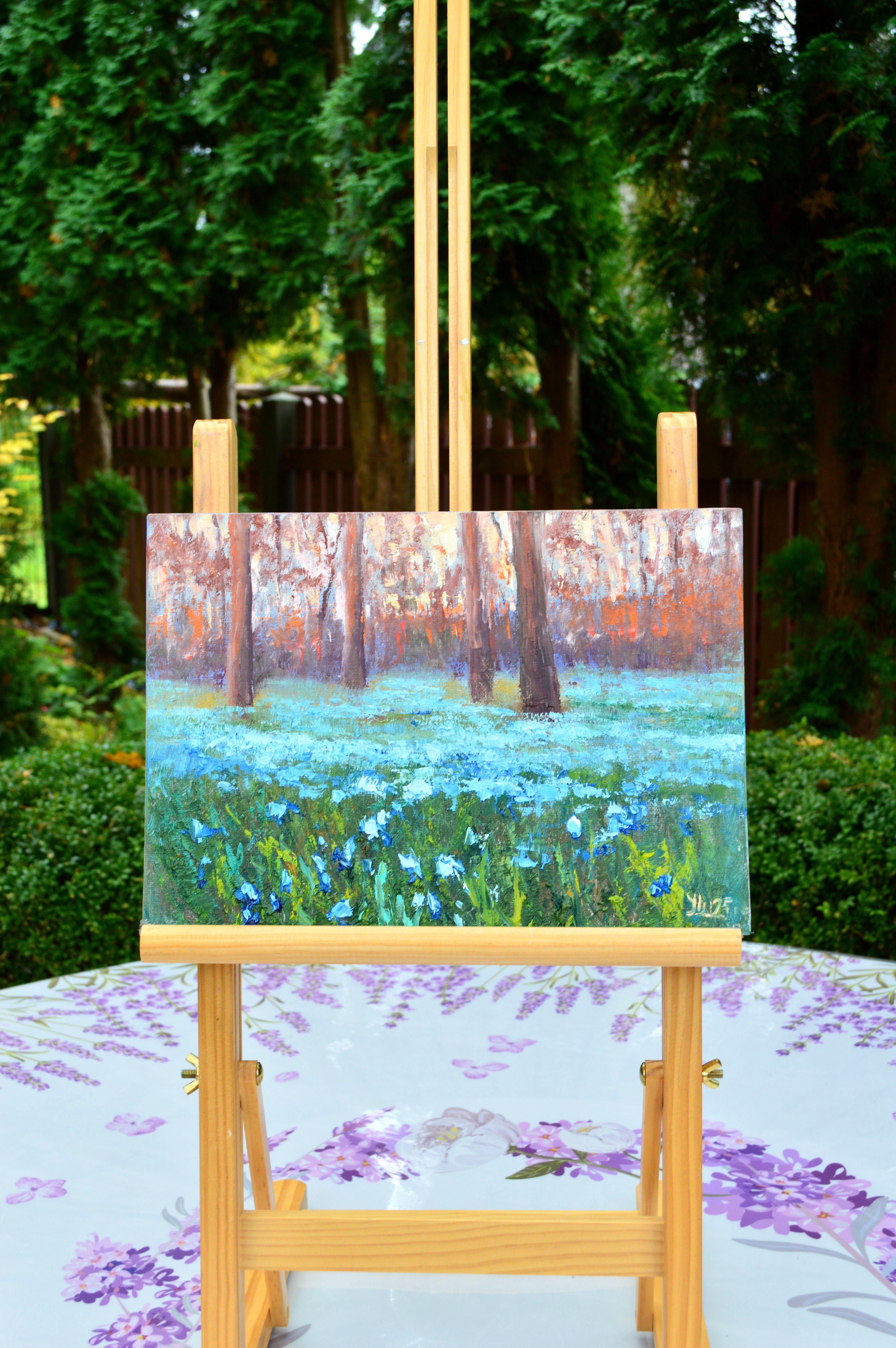 Ho messo il mio cuore nel catturare la delicata danza della luce mattutina che filtra attraverso gli alberi, risvegliando le fioriture blu sottostanti. Questo dipinto a olio originale abbraccia sia un vibrante espressionismo che un morbido