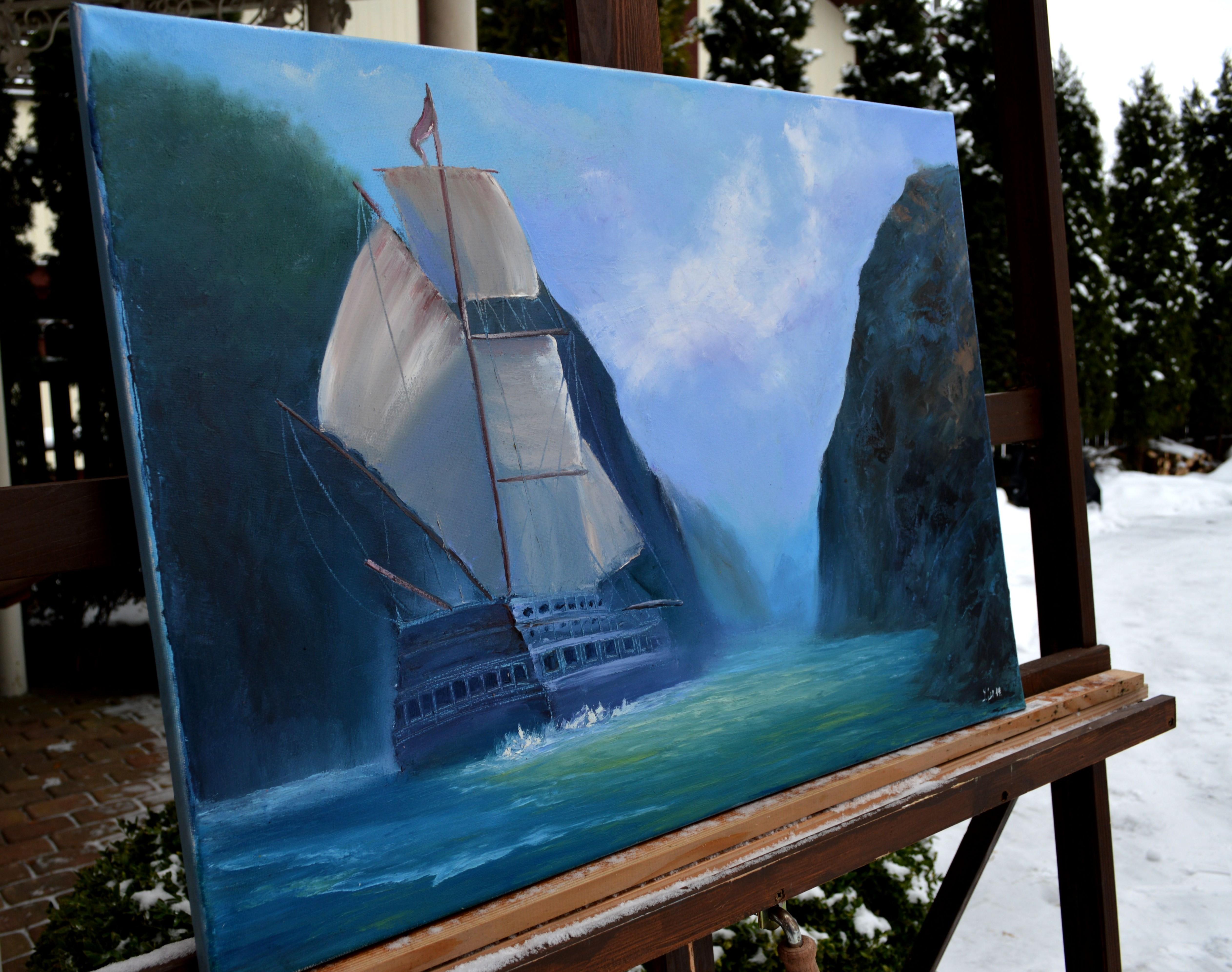 In diesem Ausdruck meiner Seele habe ich ein Schiff eingefangen, das anmutig durch eine ruhige Bucht gleitet, flankiert von hoch aufragenden Klippen. Das mit Ölfarben gestaltete Spiel von Licht und Schatten haucht den Segeln Leben ein und spiegelt