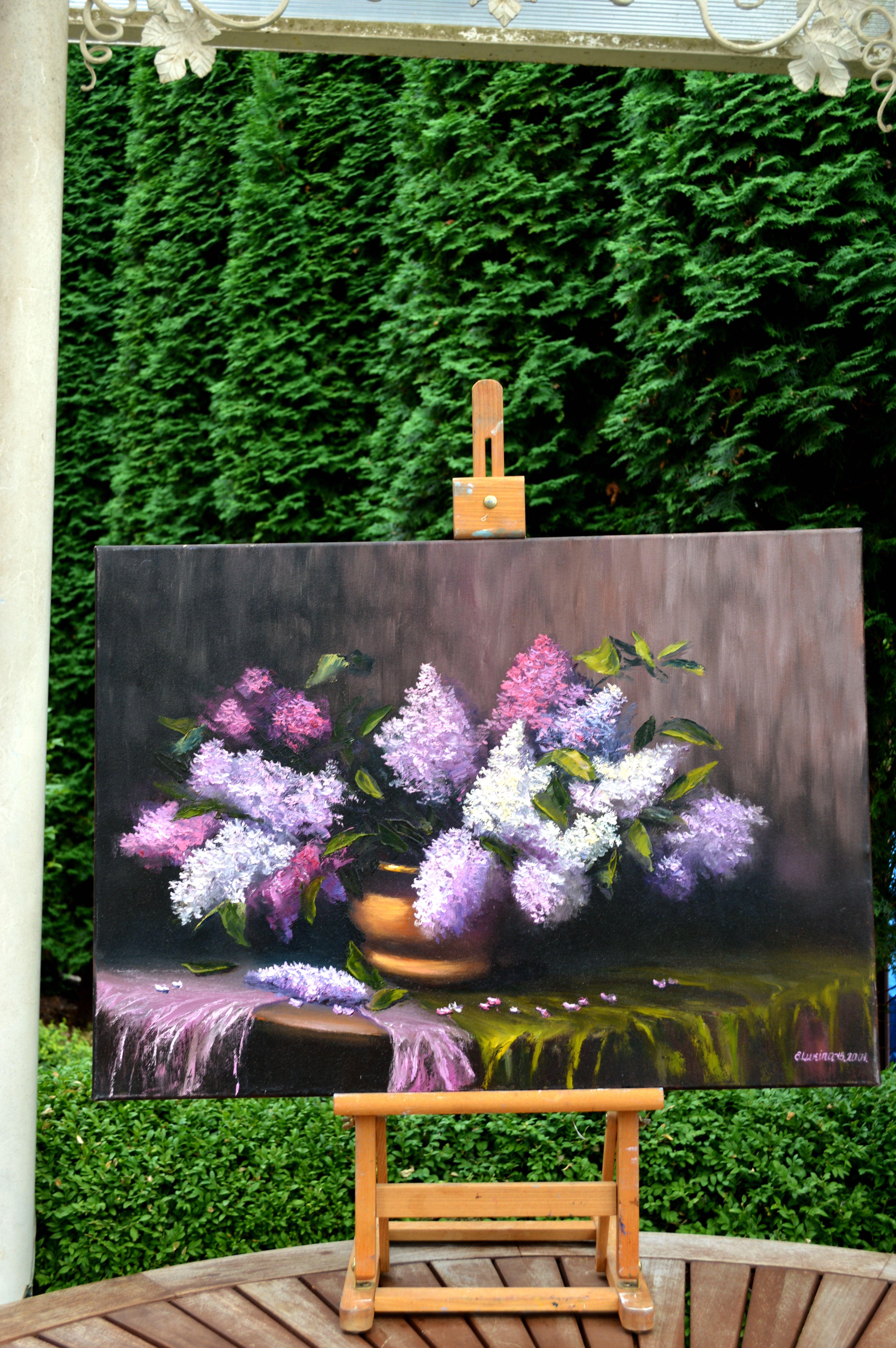 Stilleben mit Flieder – Painting von Elena Lukina