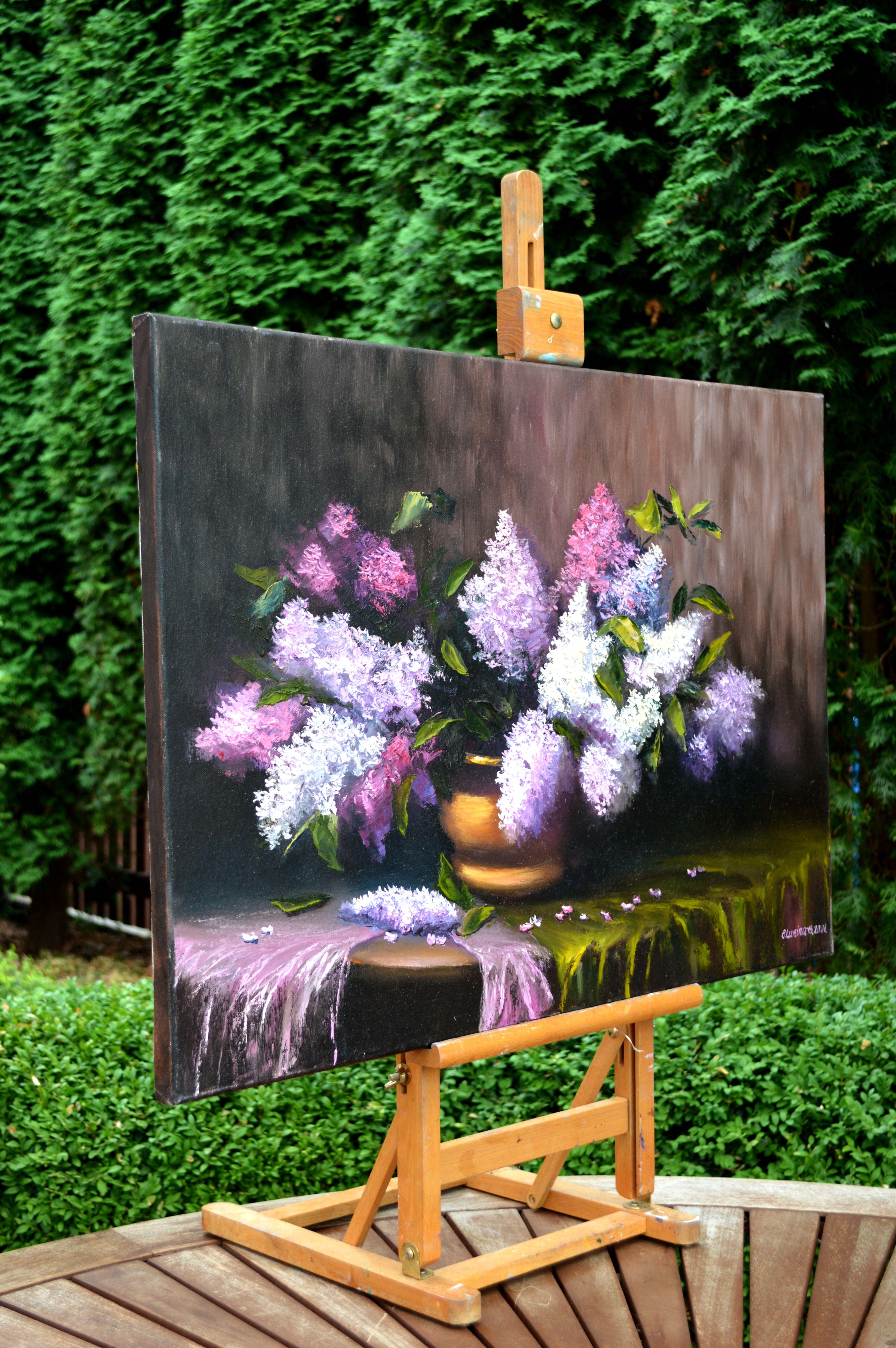 Stilleben mit Flieder (Schwarz), Still-Life Painting, von Elena Lukina