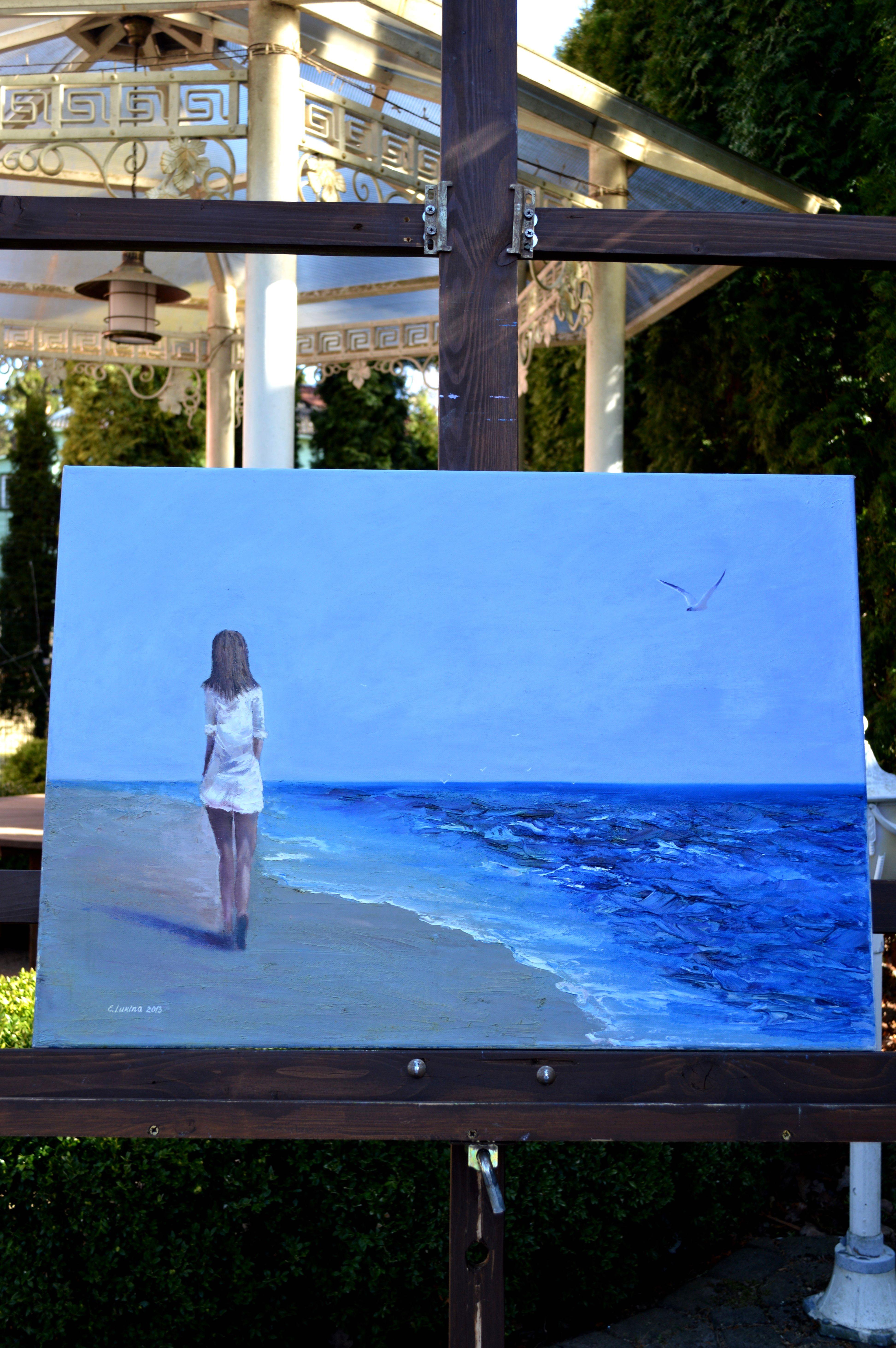 Paseando por el mar - Figurative Painting Azul de Elena Lukina
