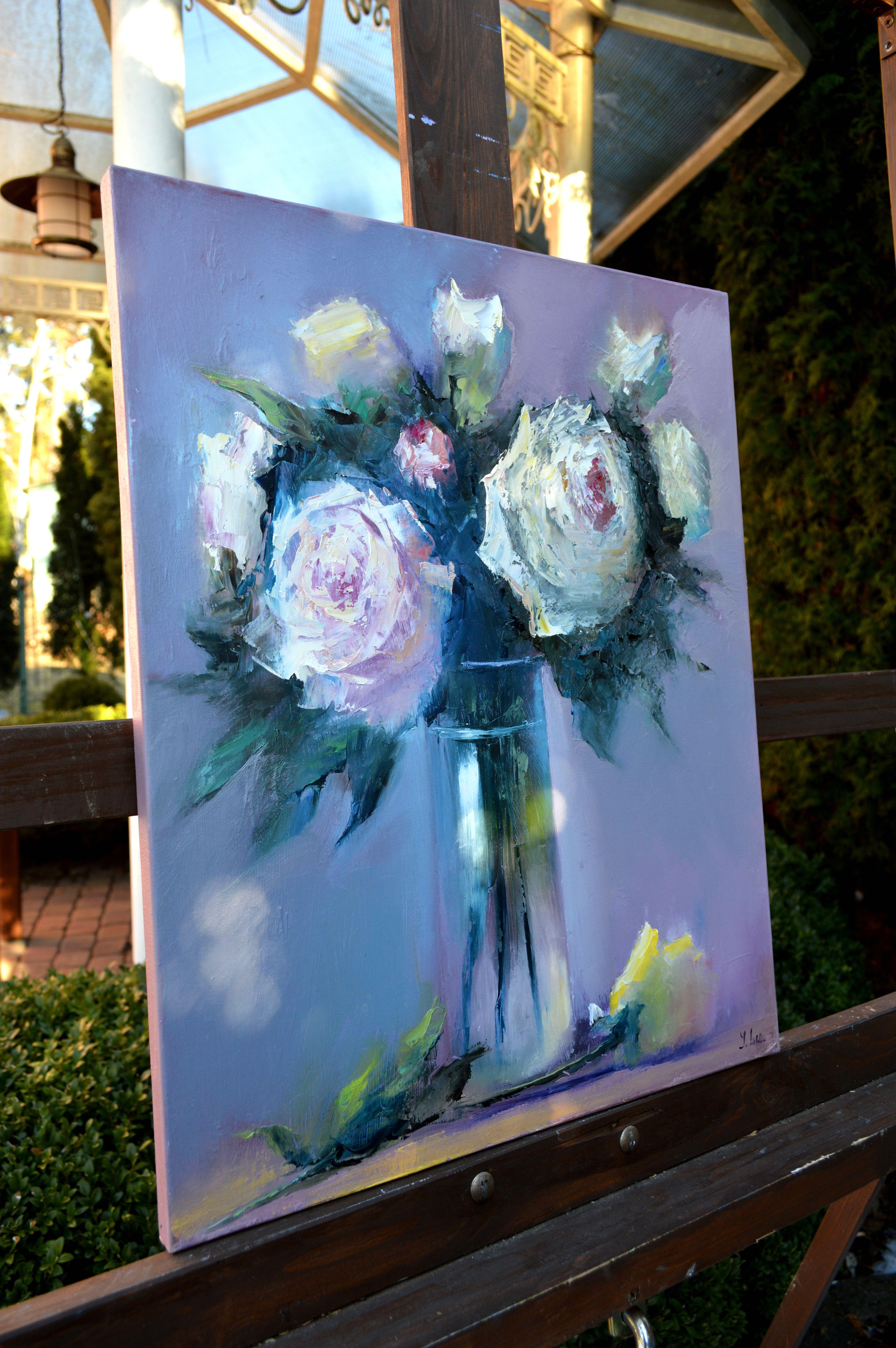 En este óleo, he volcado mi alma en captar la elegancia intemporal de estas flores. Arrastradas por la emoción, bailan sobre el lienzo: las pinceladas expresivas combinan el realismo con un aura vintage. Forjé un momento de belleza serena, una
