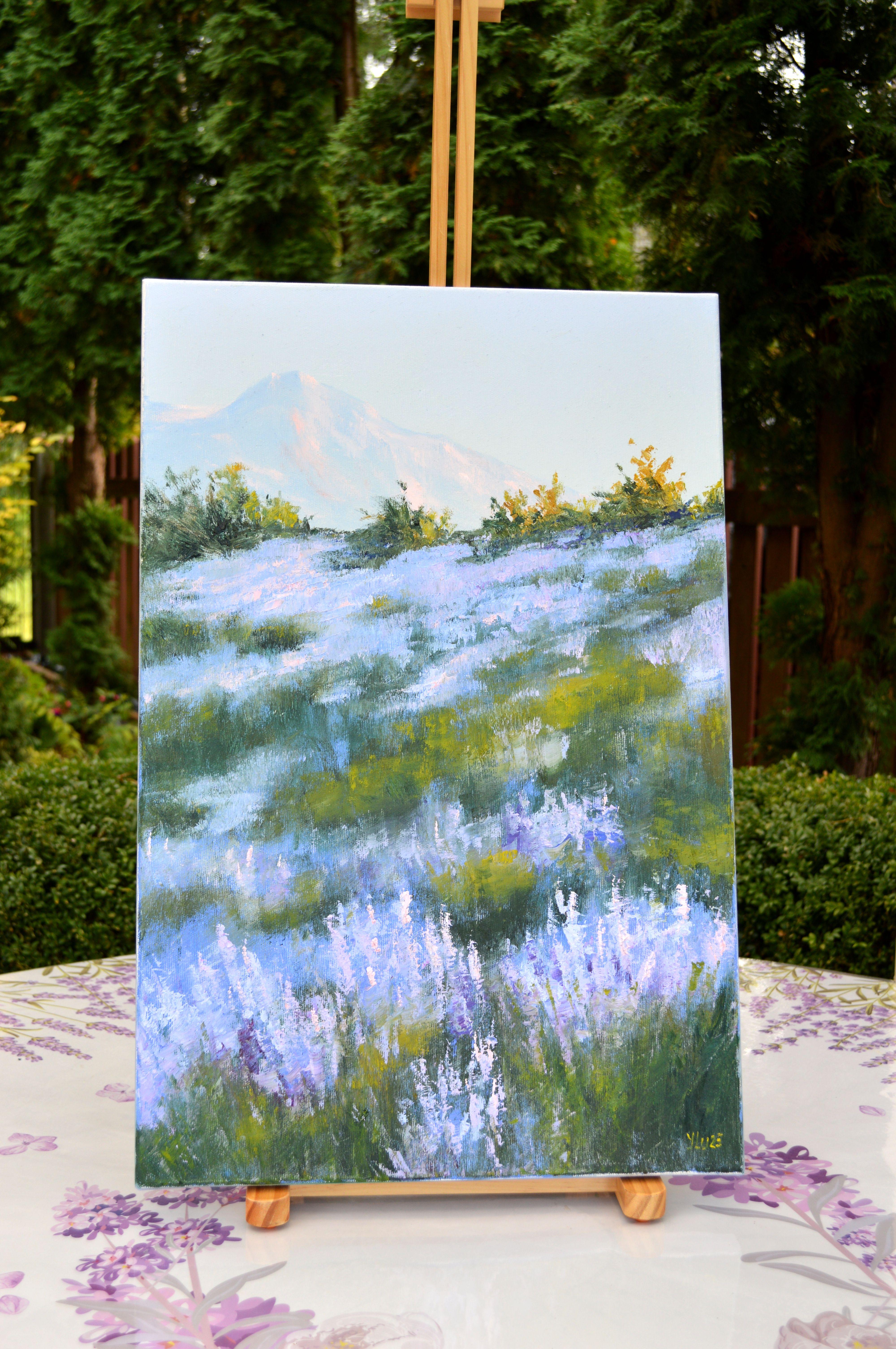 Wilder Lavendel im Dunst der Morgensonne – Painting von Elena Lukina