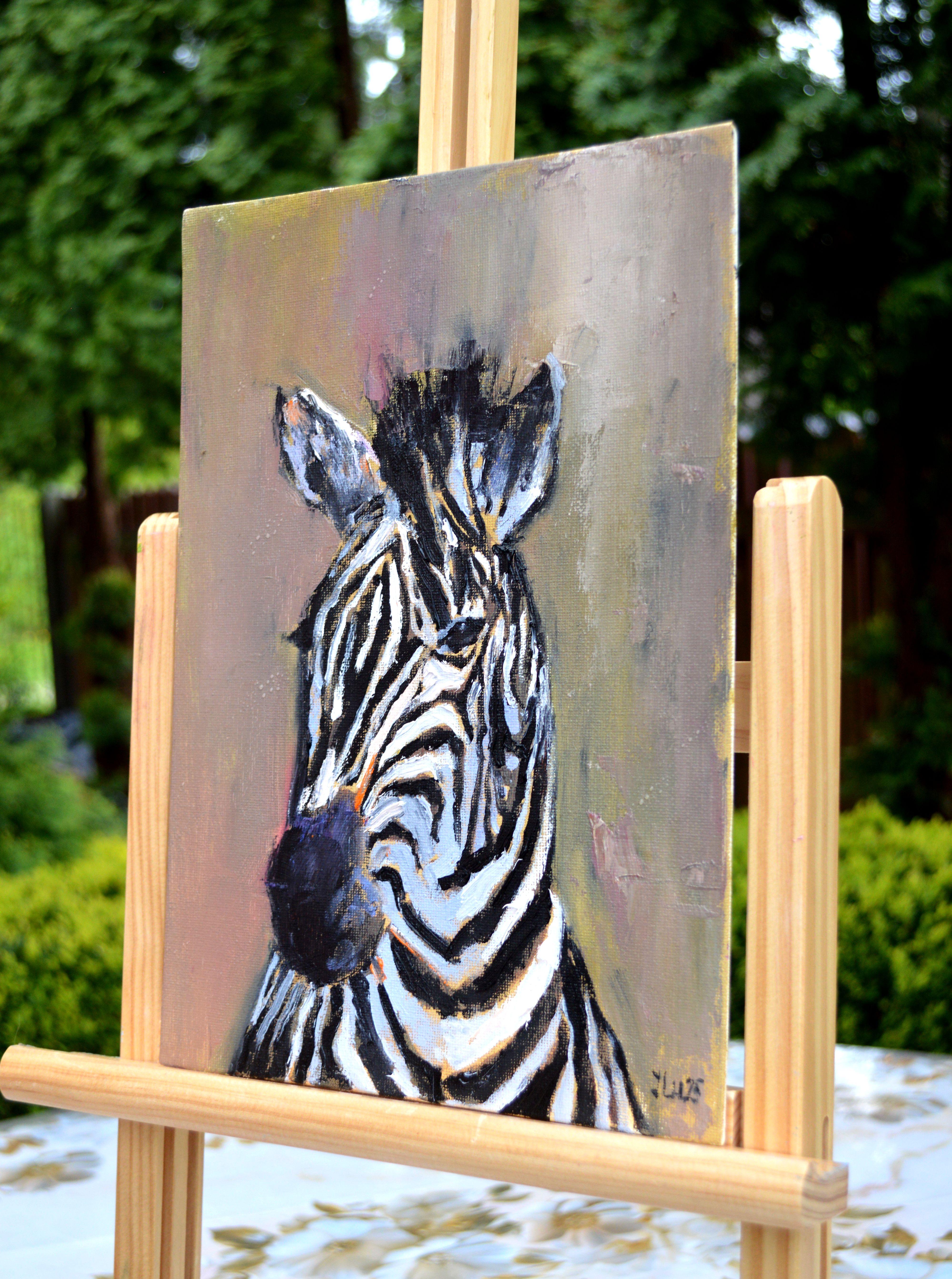 Bei der Erstellung dieses Zebraporträts habe ich mich tief in die Ausdruckskraft von Ölfarben vertieft und eine Mischung aus expressionistischen und figurativen Stilen verwendet, um nicht nur die auffälligen Muster des Zebras, sondern auch seine