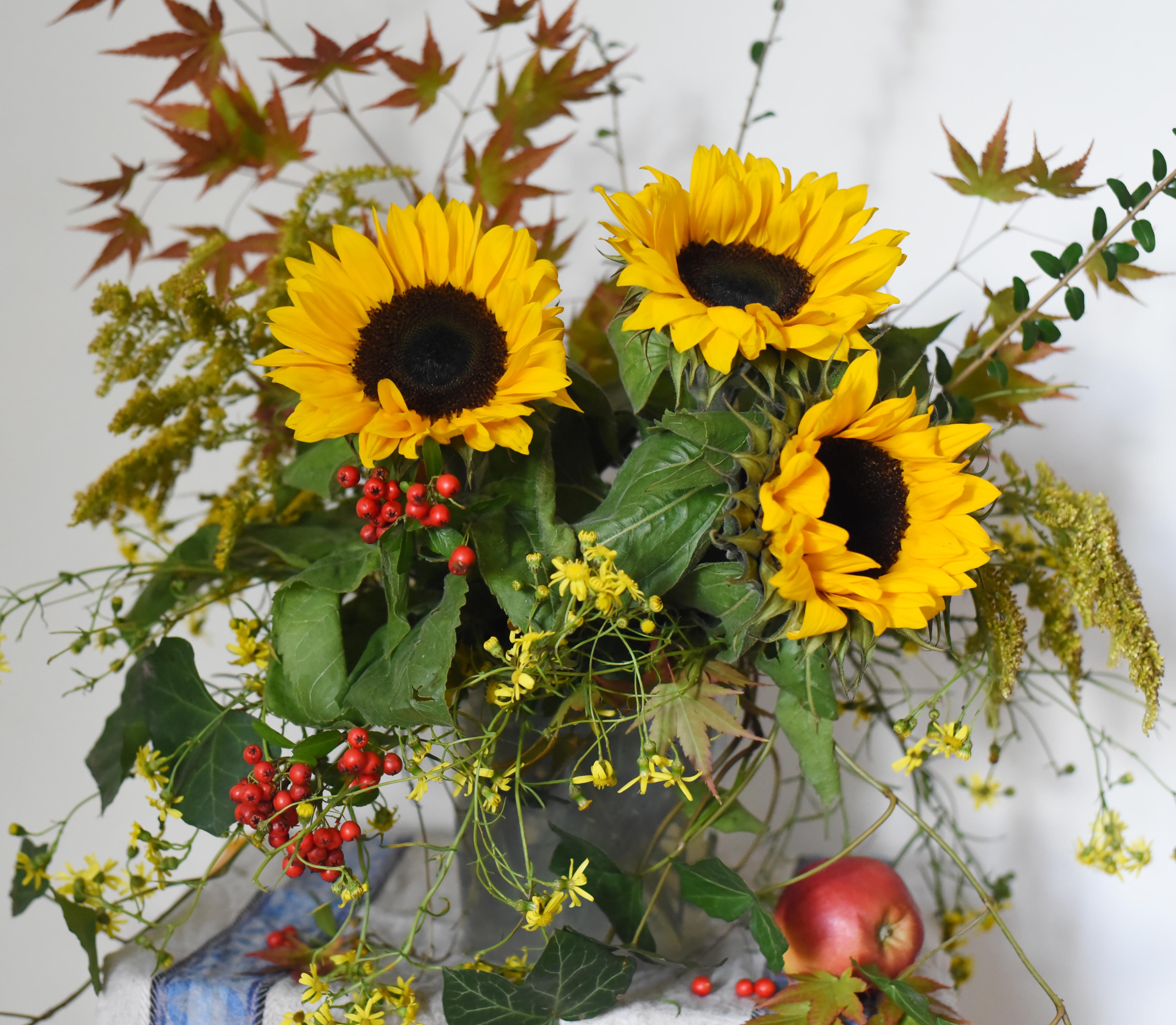 Bouquet with sunflowers For Sale 3