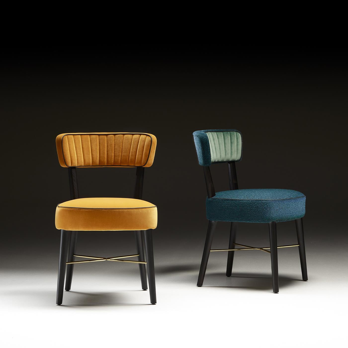 Un design distintivo per elevare l'aspetto di un tavolo da pranzo con raffinatezza e ricercatezza, questa sedia combina materiali prestigiosi e tonalità sobrie ma accattivanti. Lo schienale, arricchito da cuciture a coste, si erge con delicata