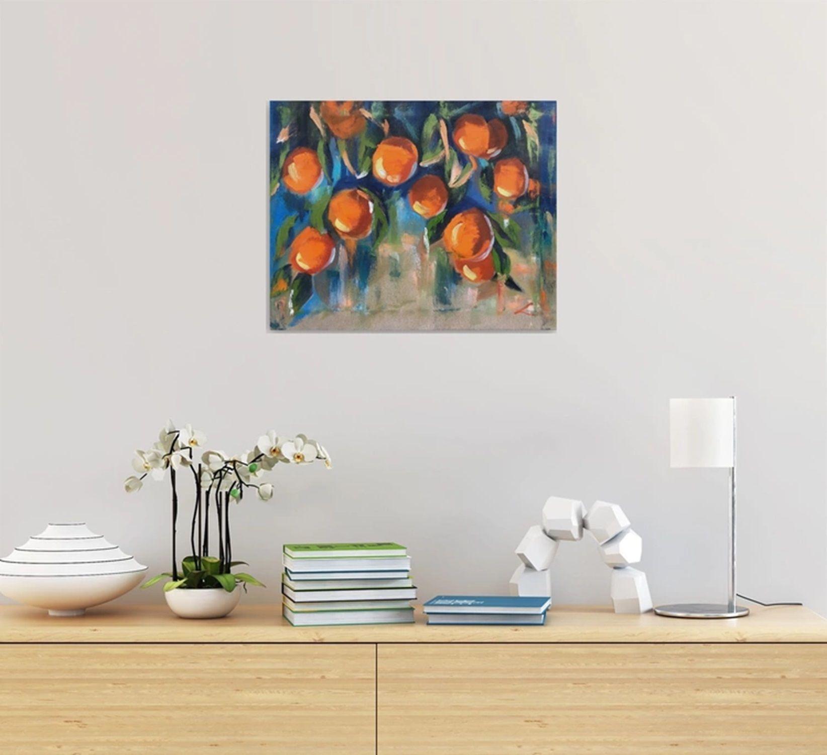 Ein Gemälde, das mehrere Gruppen von Orangen auf Zweigen mit leuchtend grünen Blättern zeigt. Der Hintergrund ist dunkelblau und bildet einen starken Kontrast zu den leuchtenden Farben der Früchte und des Laubes. Die Orangen sind ungleichmäßig und