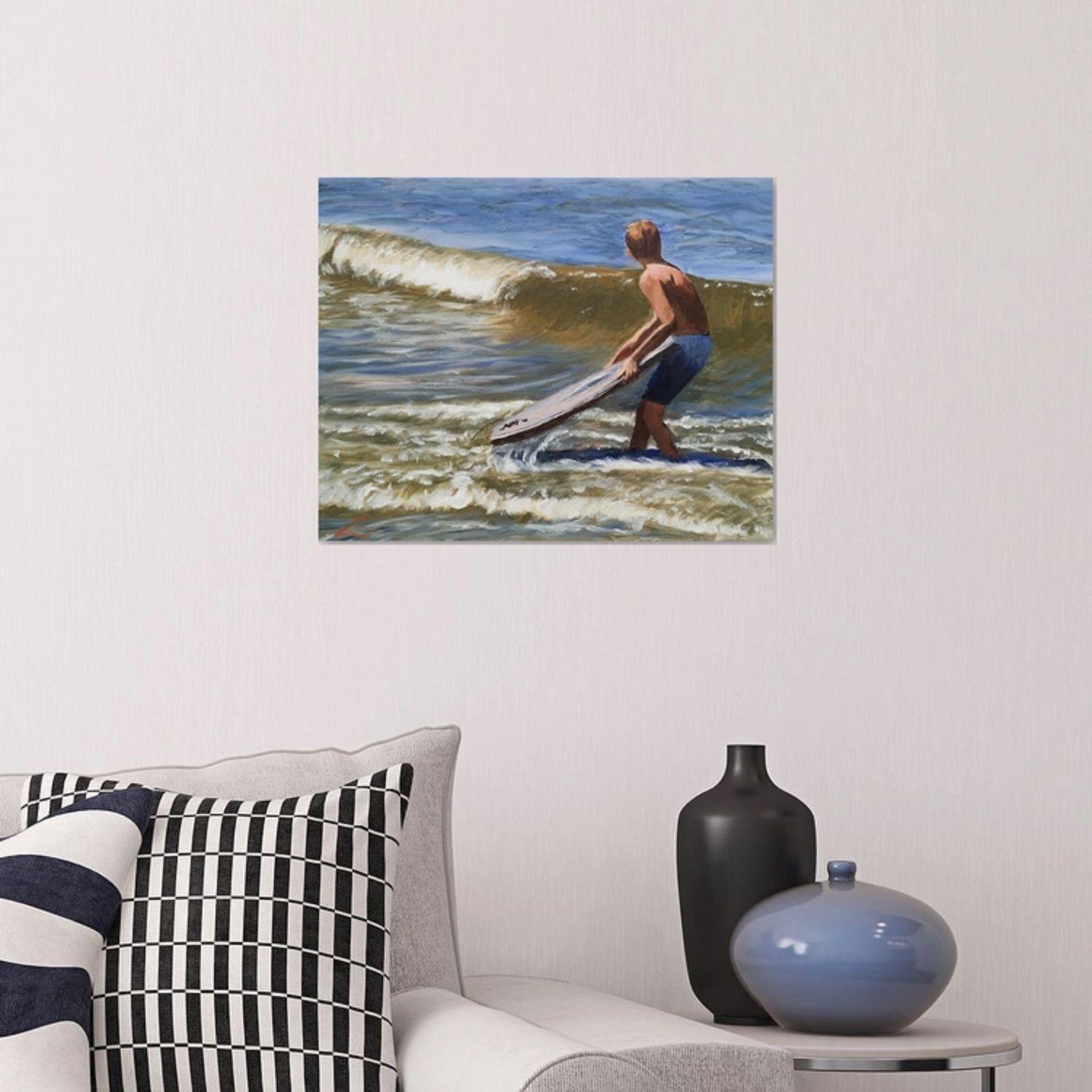 Das Kunstwerk zeigt einen Jungen, der mit einem Surfbrett in der Hand auf den majestätischen Ozean hinausblickt und von der Begeisterung des Surfens erfasst wird. Die Vorfreude und der Eifer des Jungen sind spürbar, denn er trägt das Surfbrett mit