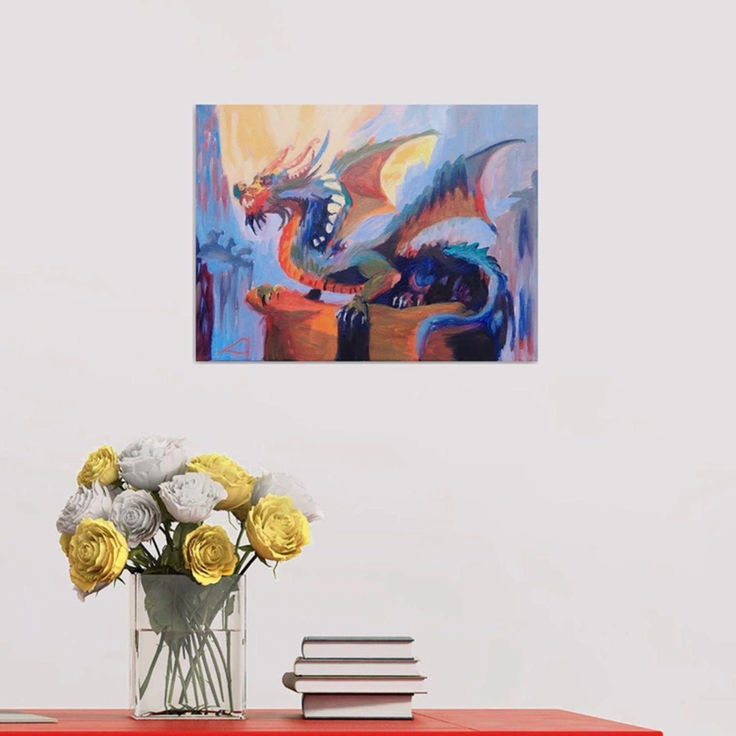 Das Bild ist ein Gemälde, das einen vielfarbigen Drachen mit einer Farbpalette zeigt, die Schattierungen von Blau, Rot, Gelb, Orange sowie einen Hauch von Schwarz, Lila und Grün umfasst. Der Drache scheint sich auf einer Struktur zu befinden, bei