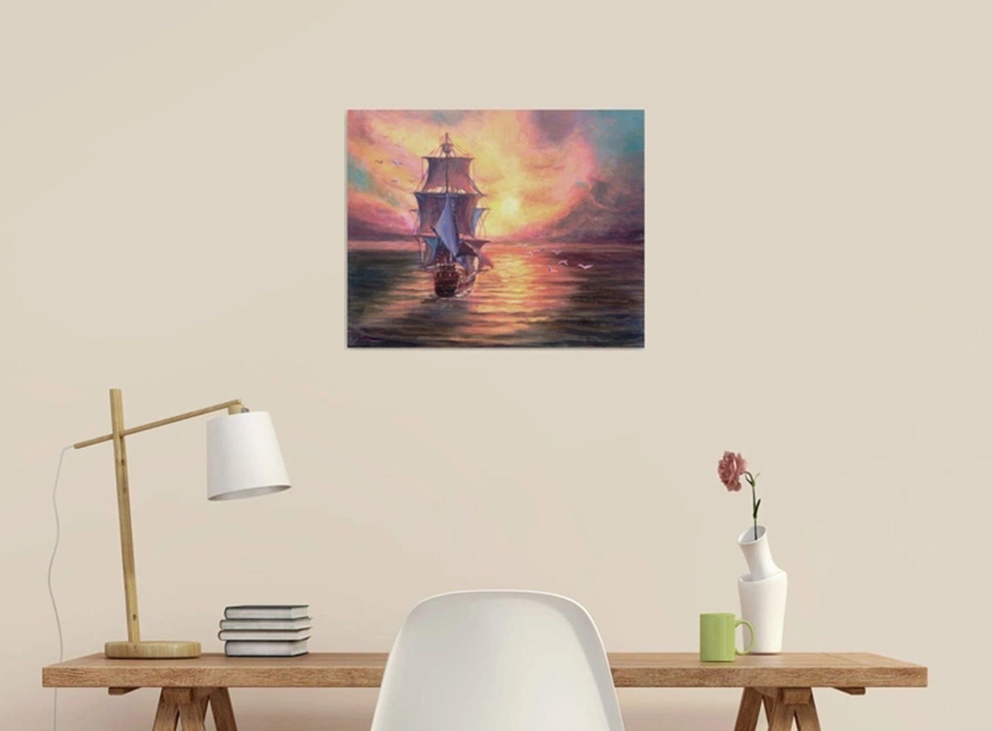 Ein Original-Ölgemälde zeigt ein großes Schiff mit ausgebreiteten Segeln, das bei Sonnenaufgang in See sticht. Der Himmel leuchtet in Rosa- und Goldtönen, die durch die Spiegelung der Farben auf der spiegelglatten, sich kräuselnden Meeresoberfläche