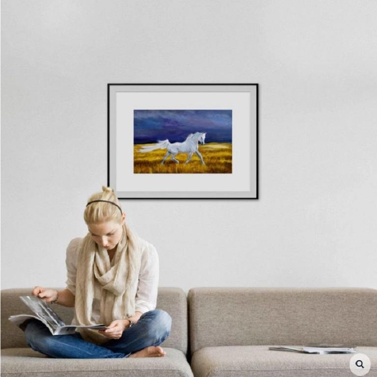 Cavallo bianco che corre lungo il campo giallo sullo sfondo di un cielo blu scuro :: Pittura :: Impressionista :: Questo pezzo viene fornito con un certificato ufficiale di autenticità firmato dall'artista :: Pronto da appendere: Yes :: Firmato: Yes
