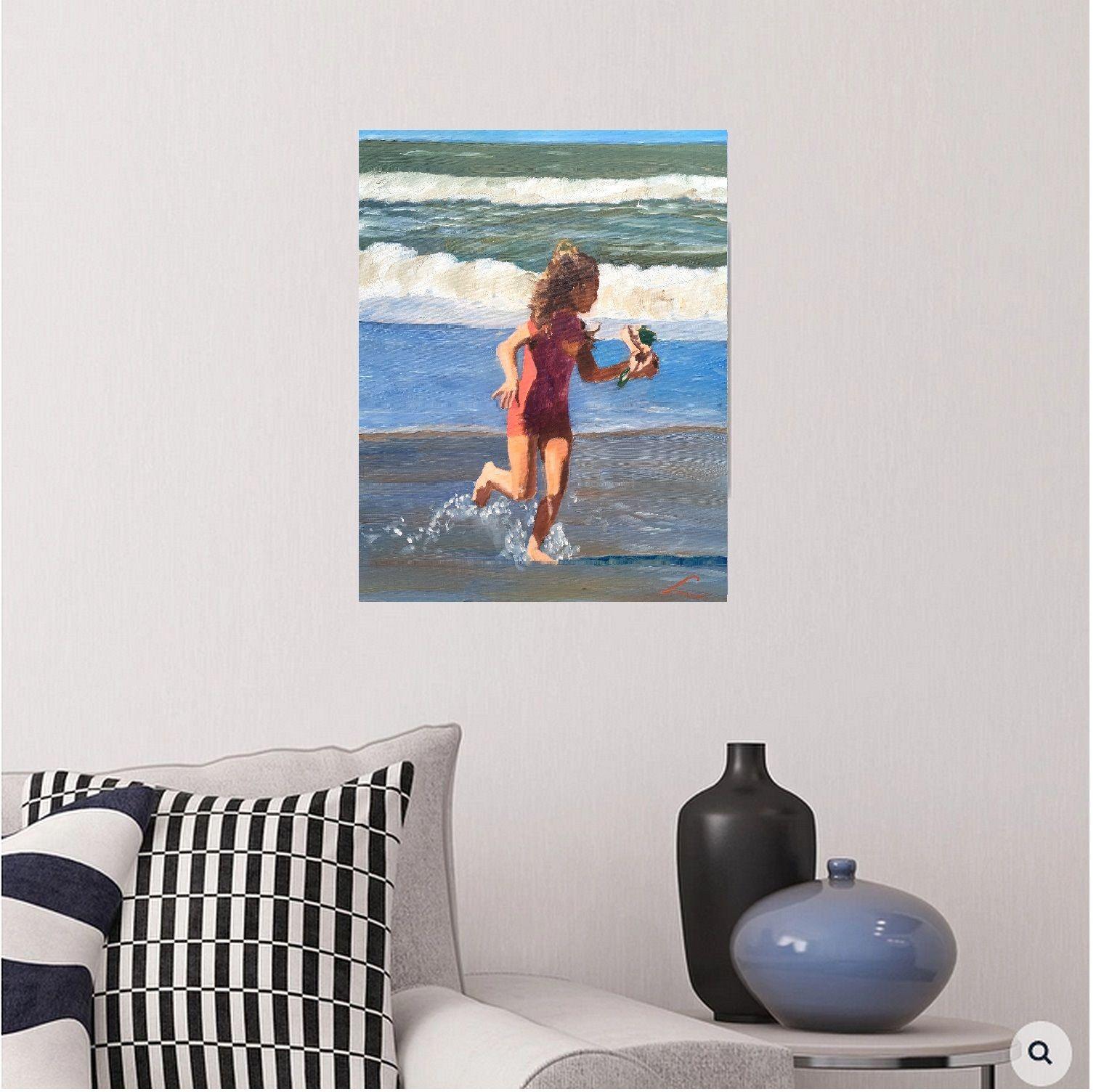 Das Bild zeigt ein junges Mädchen in einem roten Badeanzug, das energisch an einem Strand läuft. Man sieht ihr Haar im Wind wehen, begleitet von einem lebendigen Ausdruck der Freude und des Glücks. Die kontrastierenden Farben ihres Anzugs und des