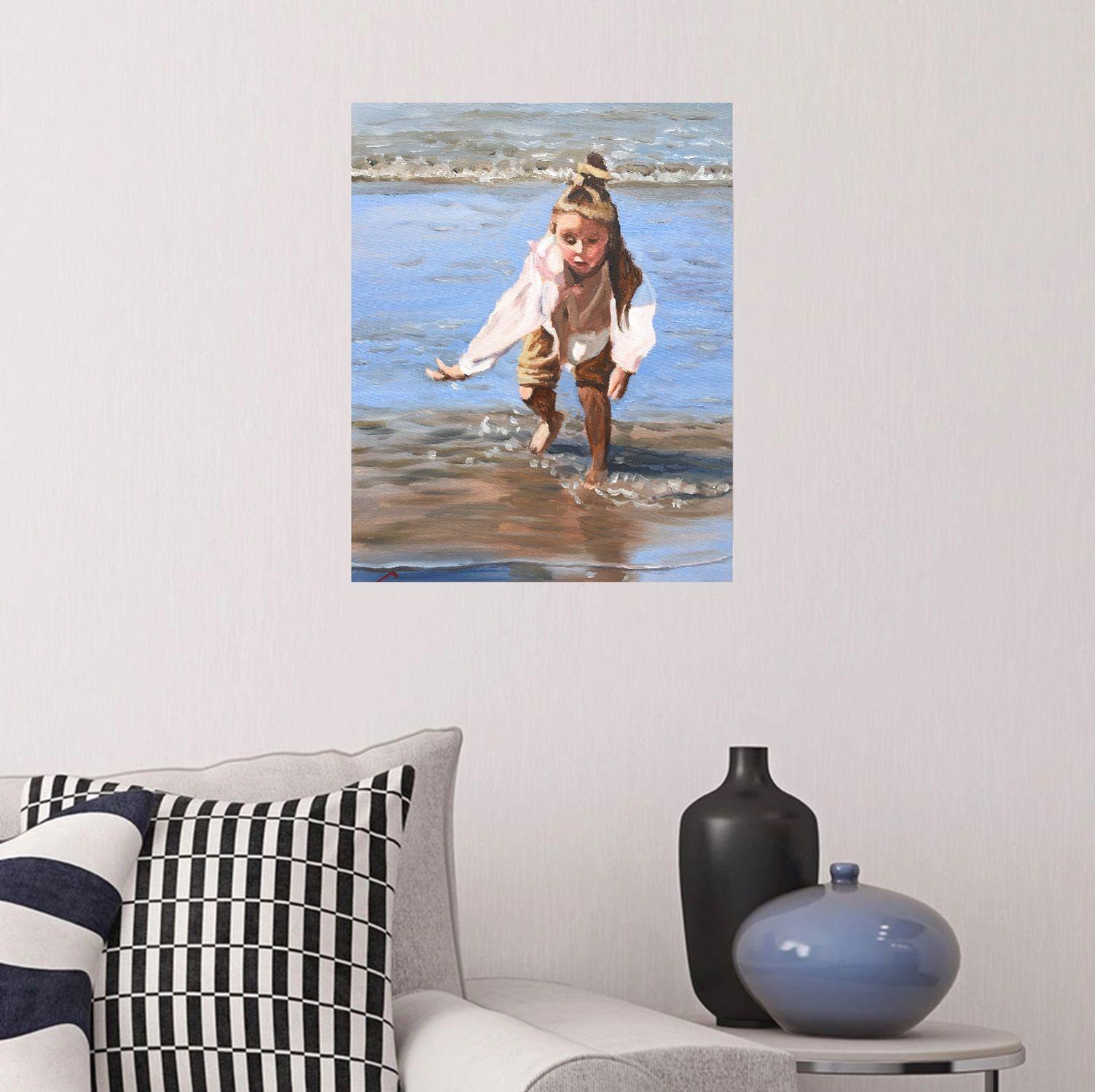 Das Bild zeigt ein junges, blondes Mädchen, das in knöcheltiefem Wasser am Strand läuft. Sie ist mit einem weißen Hemd und braunen Shorts bekleidet, und der Wind scheint ihr Haar nach hinten zu wehen. Das Wasser ist in grün-grauer Farbe dargestellt,