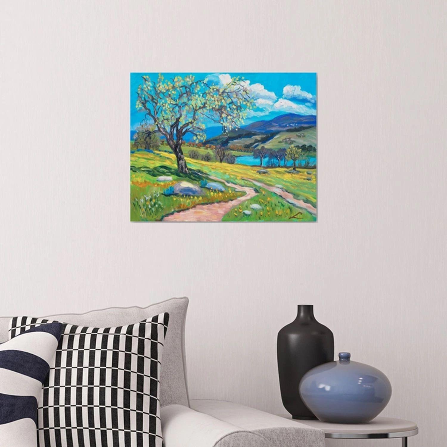 Une peinture dépeint un paysage vibrant avec des chemins de terre qui partent des côtés gauche et droit de l'image et convergent vers un lac situé dans la partie centrale. Au premier plan, on aperçoit un arbre orné de feuilles d'un jaune éclatant,