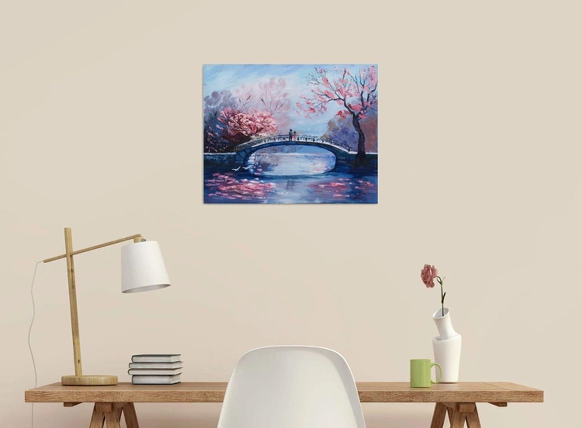 Ein Gemälde zeigt ein Paar, das über eine kleine Steinbrücke geht. Die Brücke ist von üppig blühenden Kirschbäumen unter einem klaren blauen Himmel umgeben. Auf der linken Seite trägt einer der Bäume eine halbmondförmige rosa Blüte, während auf der