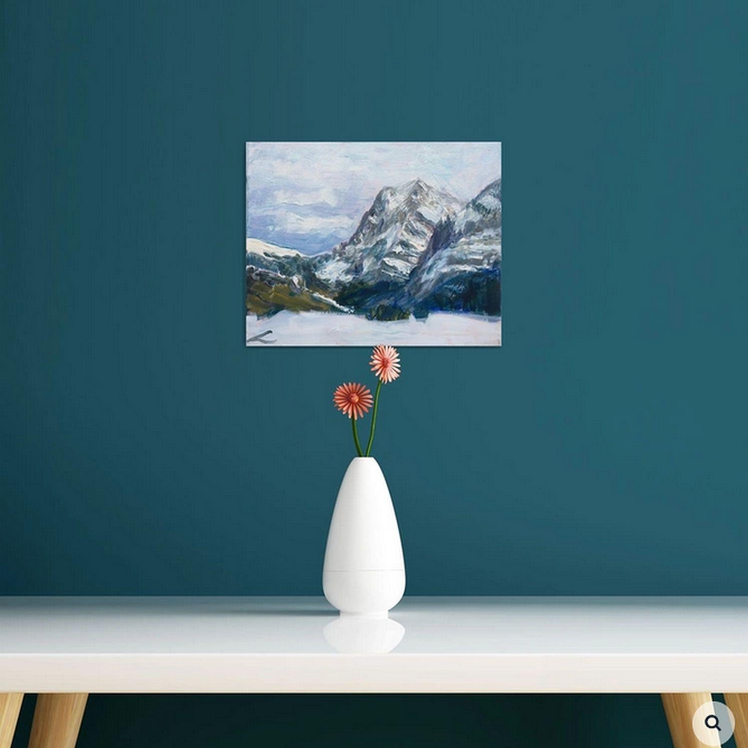 Das Bild zeigt eine malerische, schneebedeckte Bergkette mit einem großen, schneebedeckten Gipfel auf der rechten Seite, umgeben von kleineren Gipfeln. Die Grandeur der Berge, unterstrichen durch die dicke Schneedecke, vermittelt eine heitere und