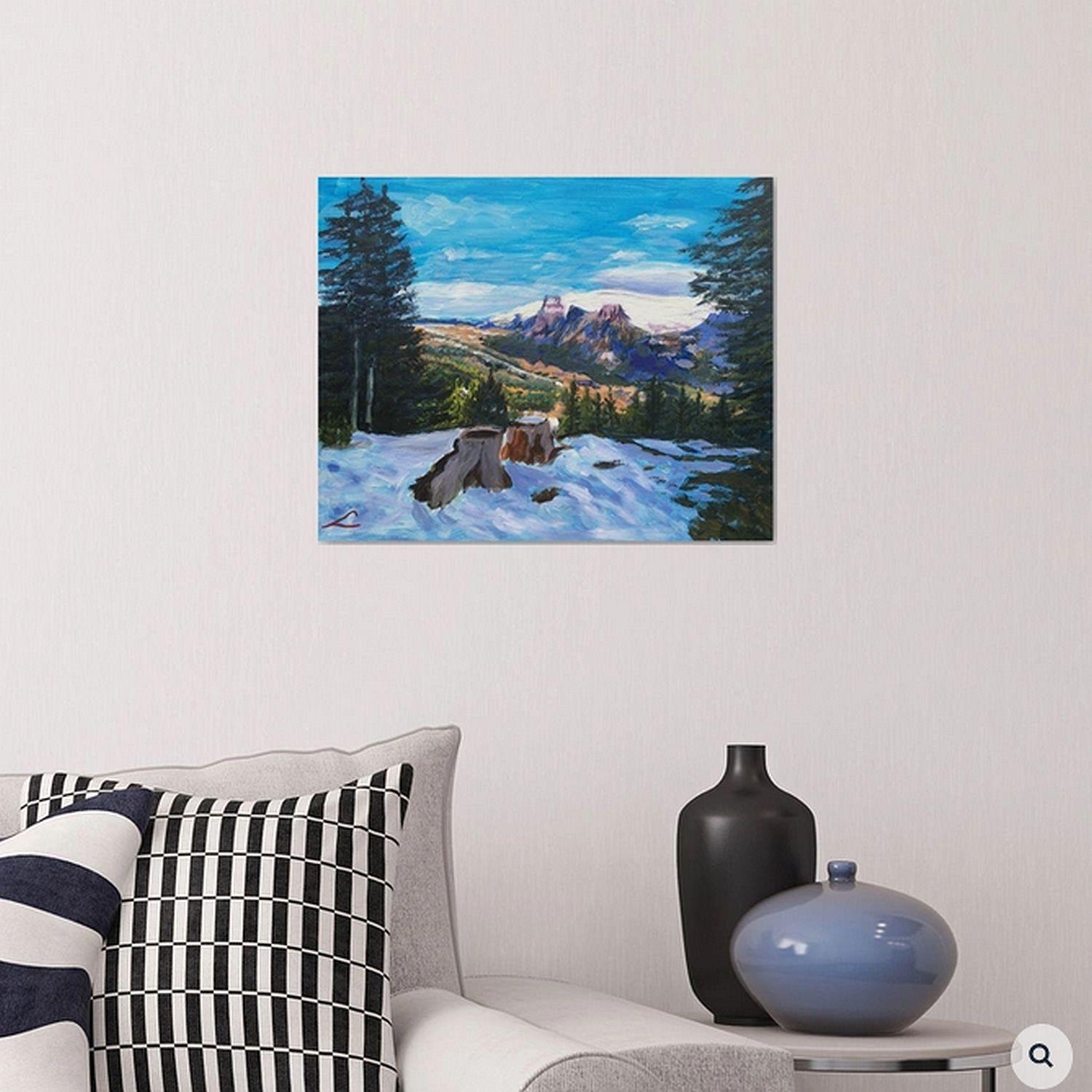 Ein Ölgemälde zeigt eine schneebedeckte Berglandschaft mit drei markanten Gipfeln am Horizont unter einem hellblauen Himmel. Im Vordergrund steht ein alter Baumstumpf, der von Schnee umgeben ist. Nadelbäume, die teilweise mit Schnee bedeckt sind,