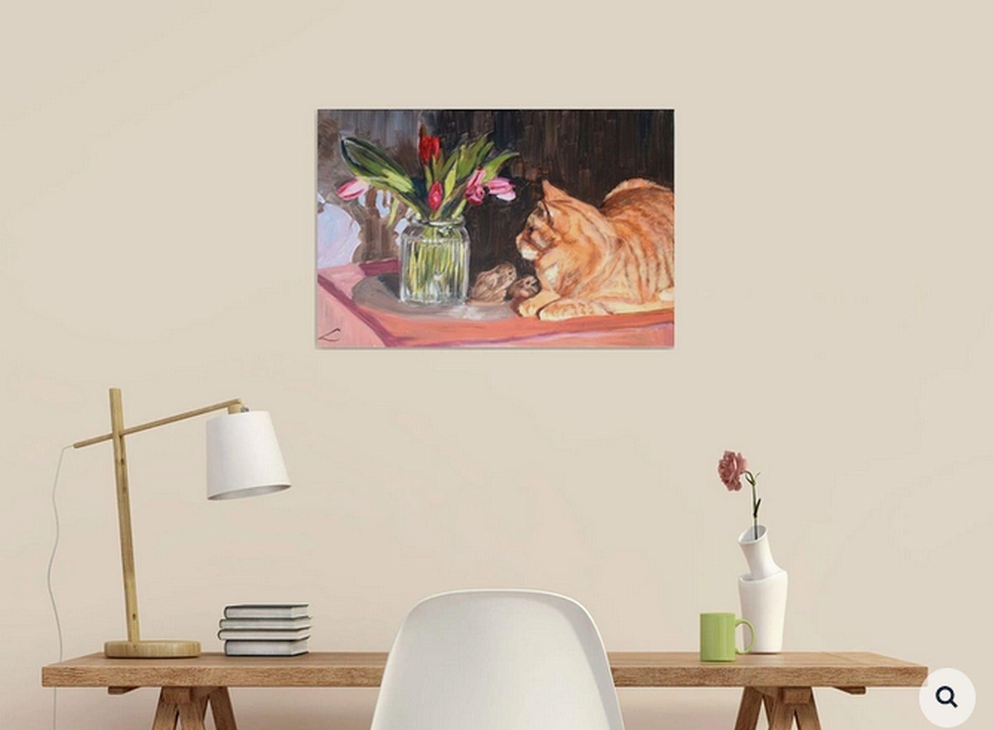 Ein Ölgemälde zeigt ein Stillleben mit einer Katze, die auf einem rosa Tischtuch liegt und ihre Pfote über die Brust legt. Neben der Katze steht eine Glasvase mit fünf rosa Tulpen. Auf dem Tisch steht auch ein dunkler runder Teller. Der Hintergrund