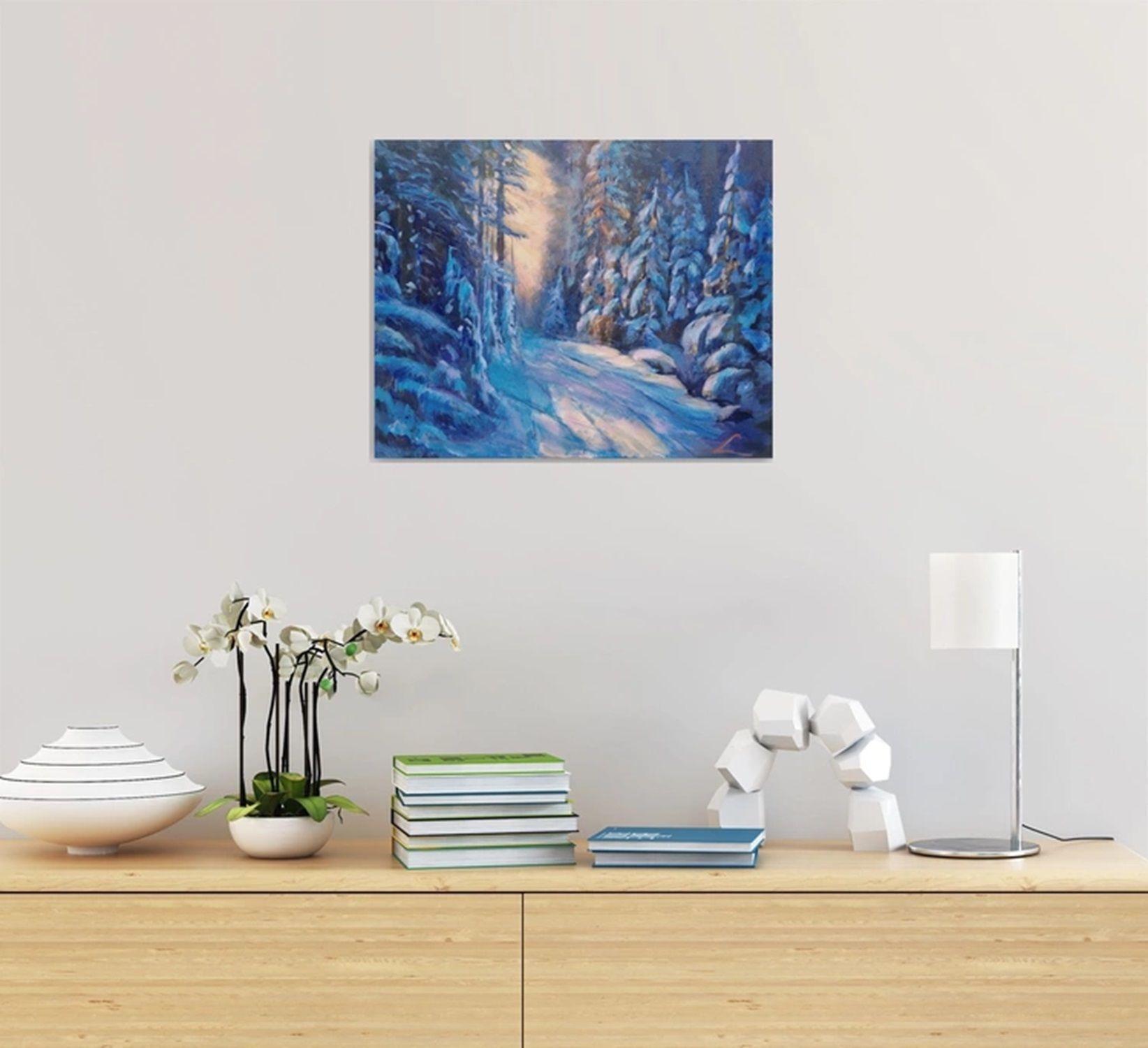 Ein Ölgemälde zeigt eine ruhige Winterszene mit einem schneebedeckten Weg, der sich durch einen Wald schlängelt. Die Bäume zu beiden Seiten des Weges sind in eine zarte Schneedecke gehüllt, die sich auch auf dem Boden breit macht. Eine helle Sonne,