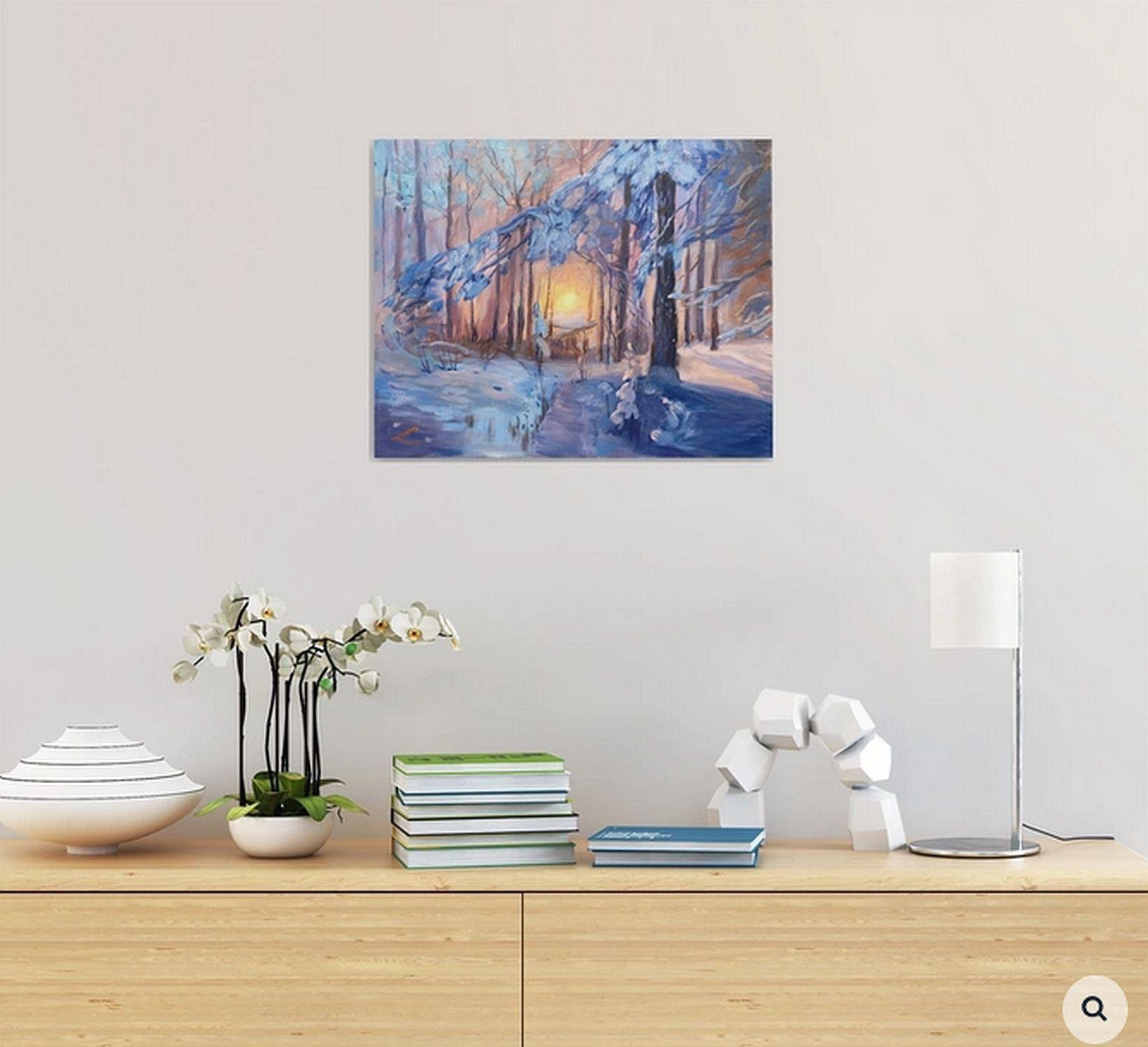 Ein Ölgemälde zeigt eine ruhige Winterlandschaft mit einem schneebedeckten Weg, der sich durch einen Wald von Bäumen schlängelt. Die Szene ist von beruhigenden Blau- und Goldtönen durchdrungen, und die am Horizont untergehende Sonne wirft warmes,