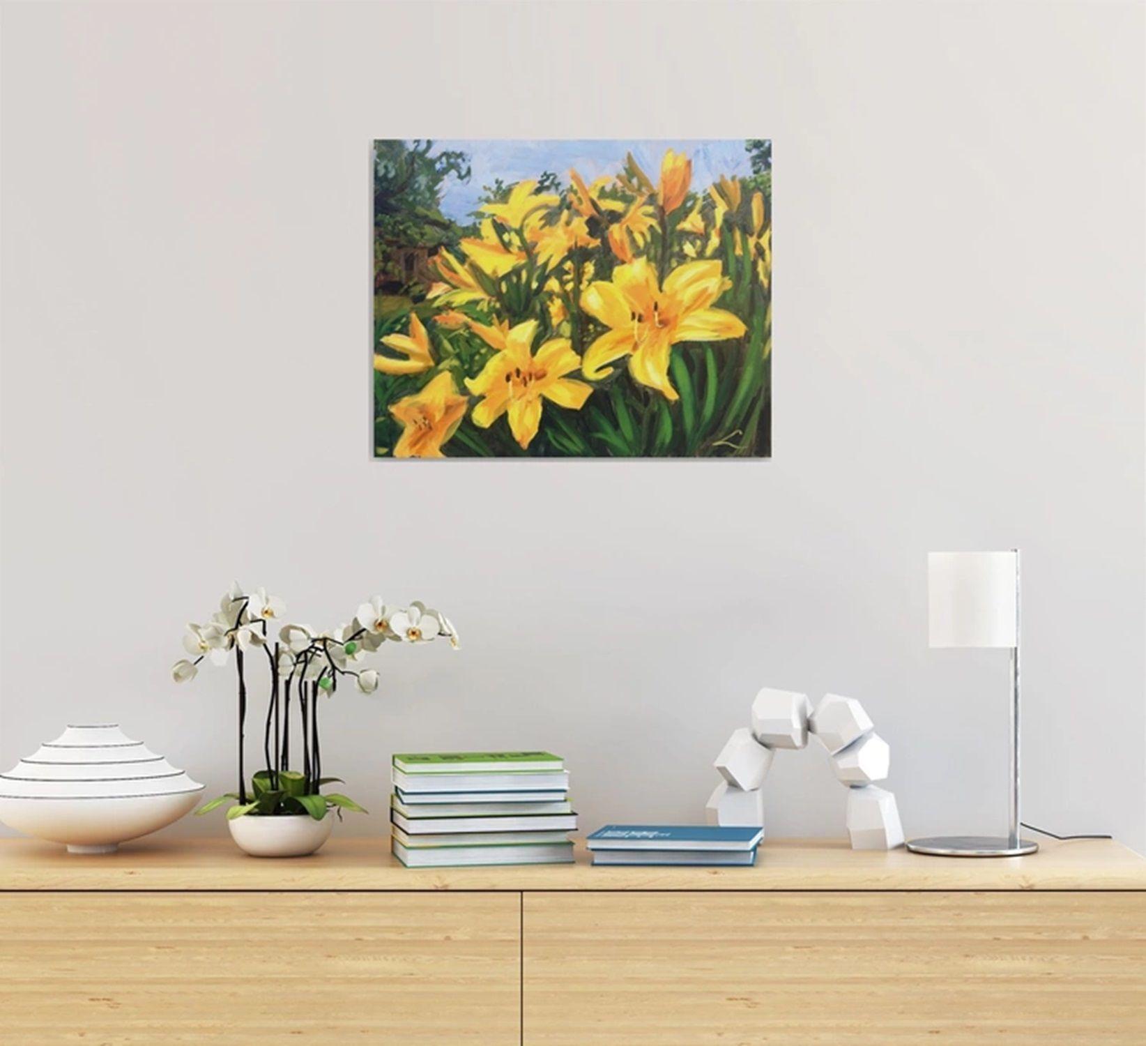Si tratta di un dipinto a olio originale che raffigura una vivace esposizione di gigli gialli. I fiori sono in primo piano in tutto il dipinto e sembrano irradiare un senso visivo di vitalità. Sopra la testa, un cielo limpido e azzurro esalta la