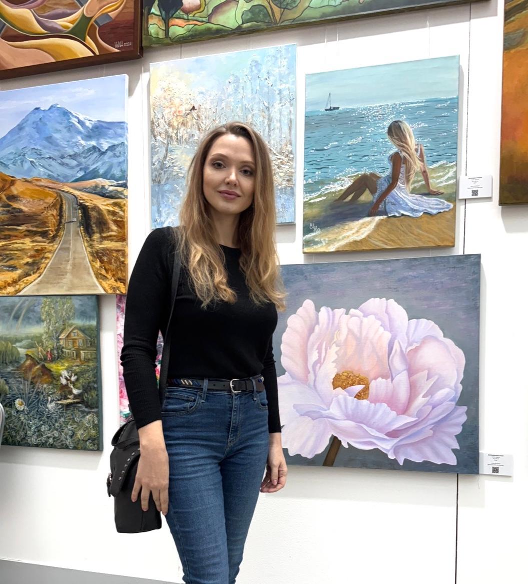 Chica junto al mar - Landscape Painting Gris de Elena Ushanova