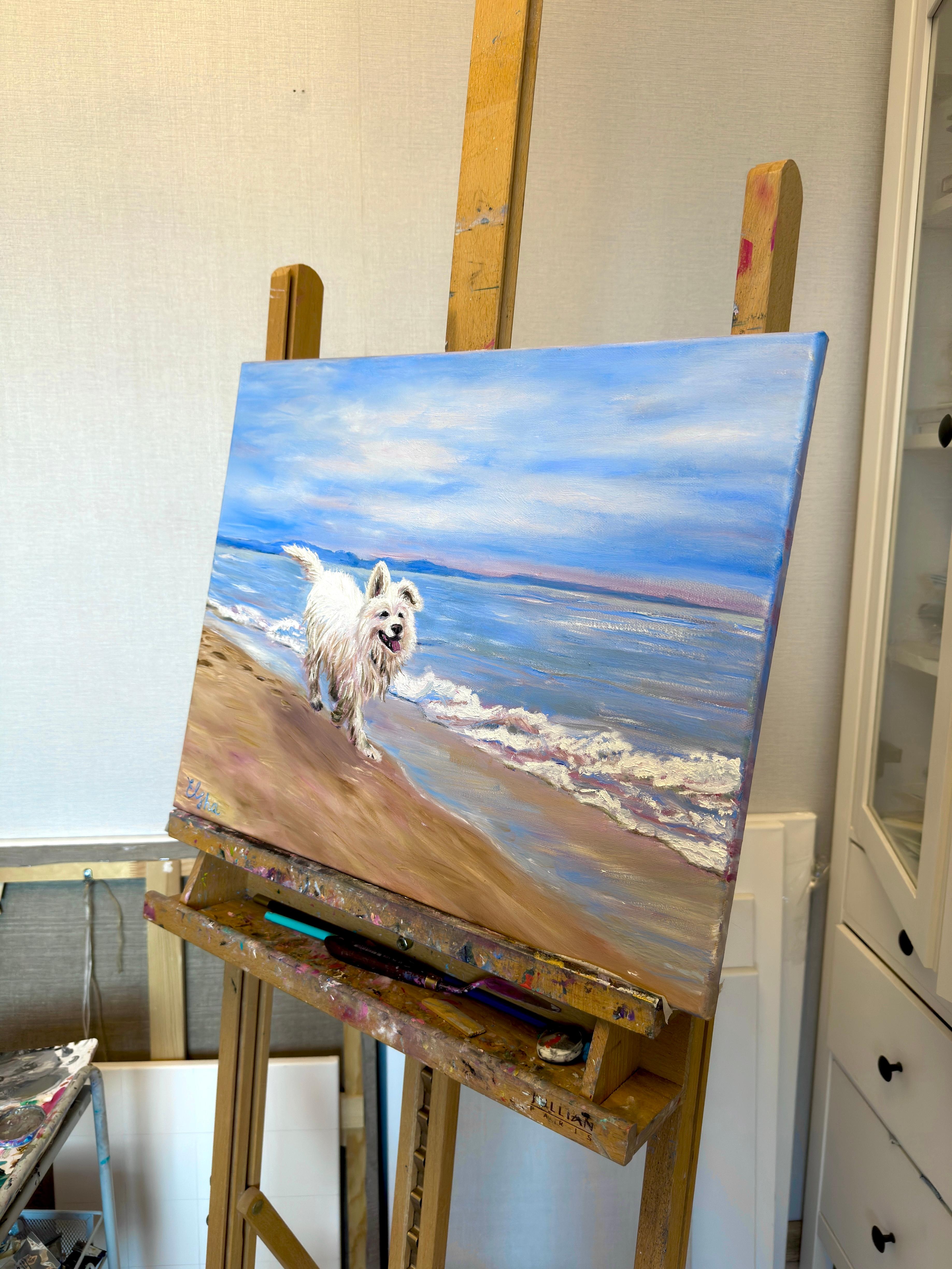 Fröhlicher weißer Hund an der blauen Meeresküste im Angebot 5