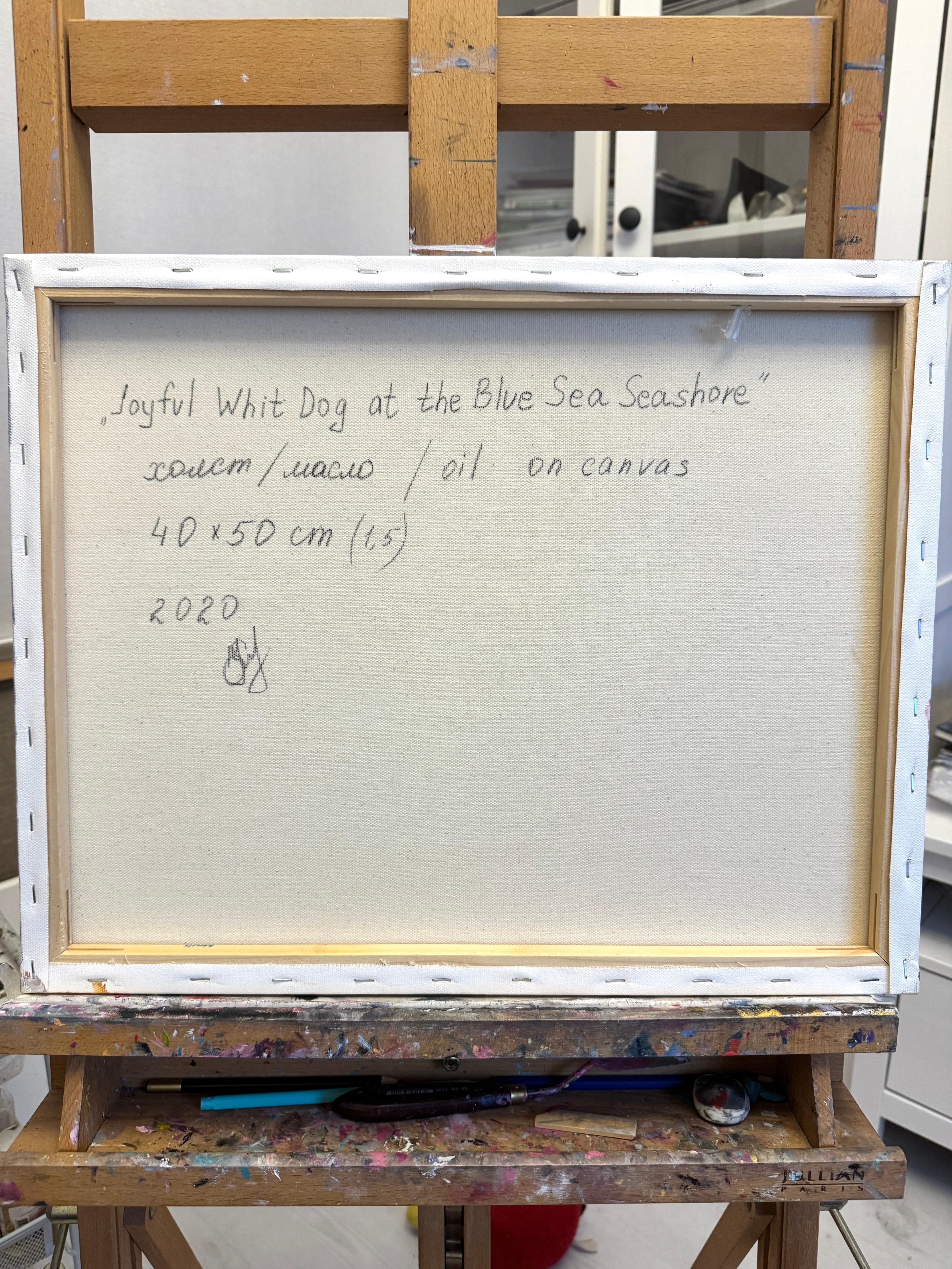 Fröhlicher weißer Hund an der blauen Meeresküste im Angebot 8