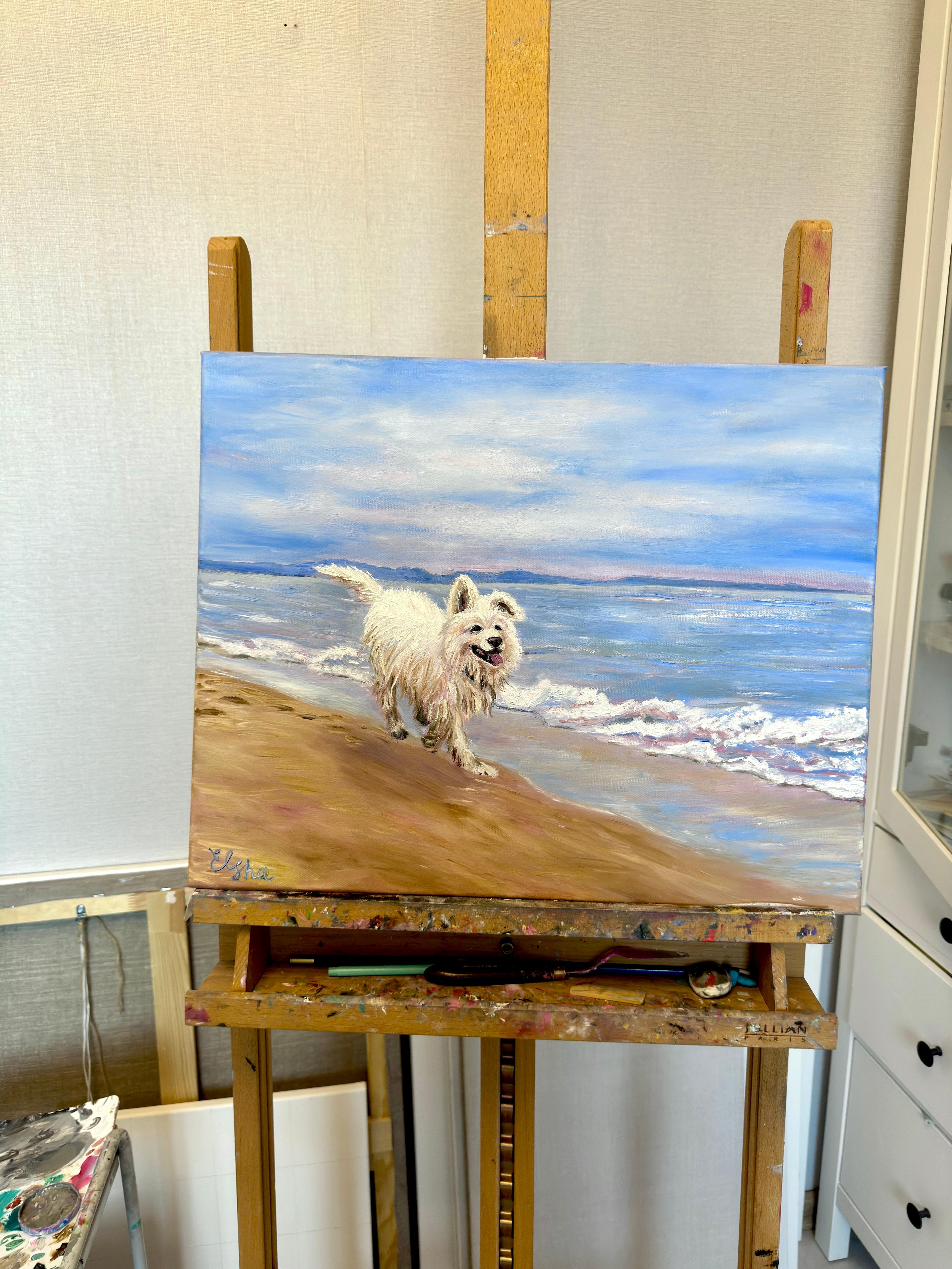 Fröhlicher weißer Hund an der blauen Meeresküste im Angebot 2