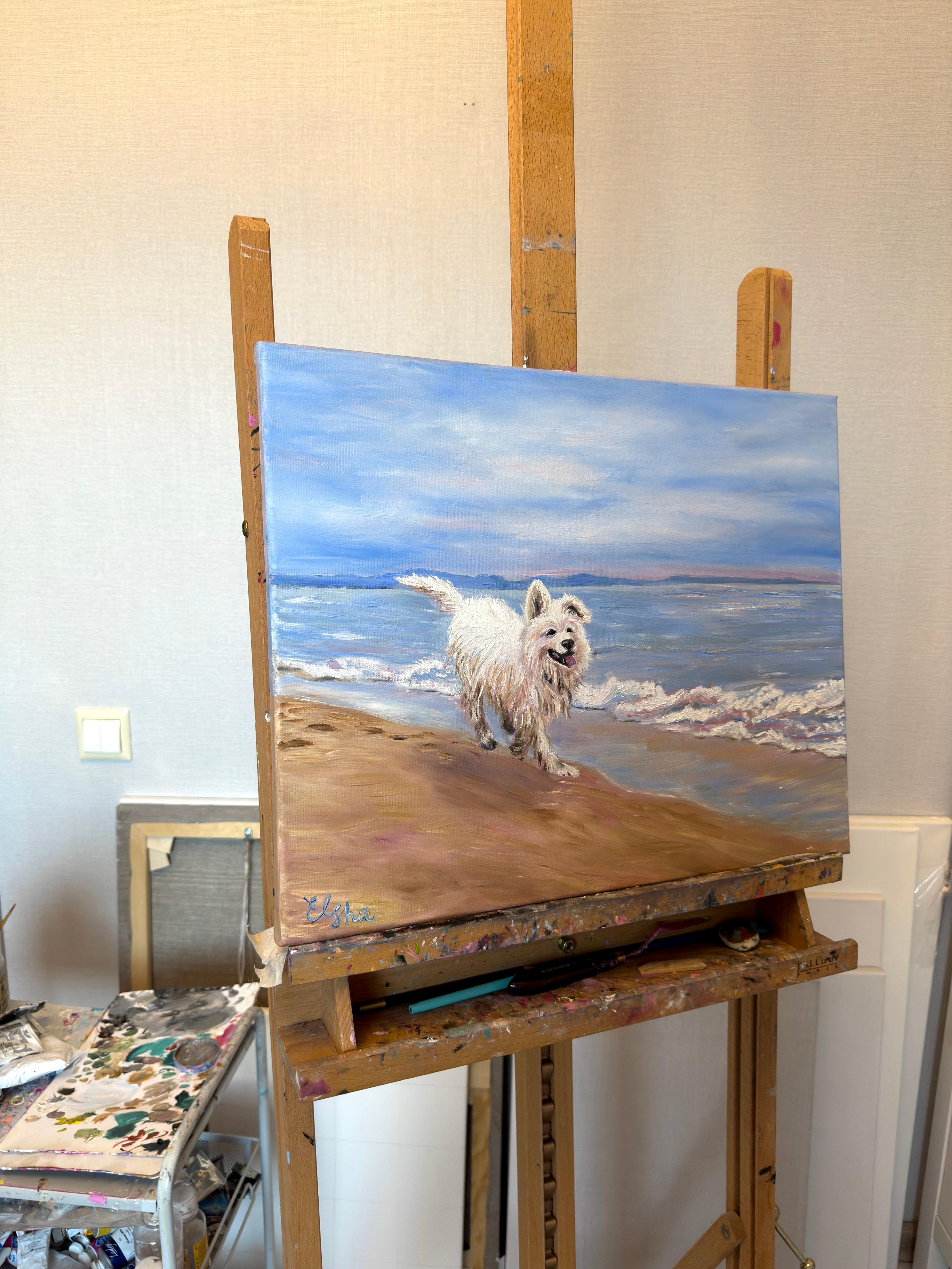 Fröhlicher weißer Hund an der blauen Meeresküste im Angebot 3