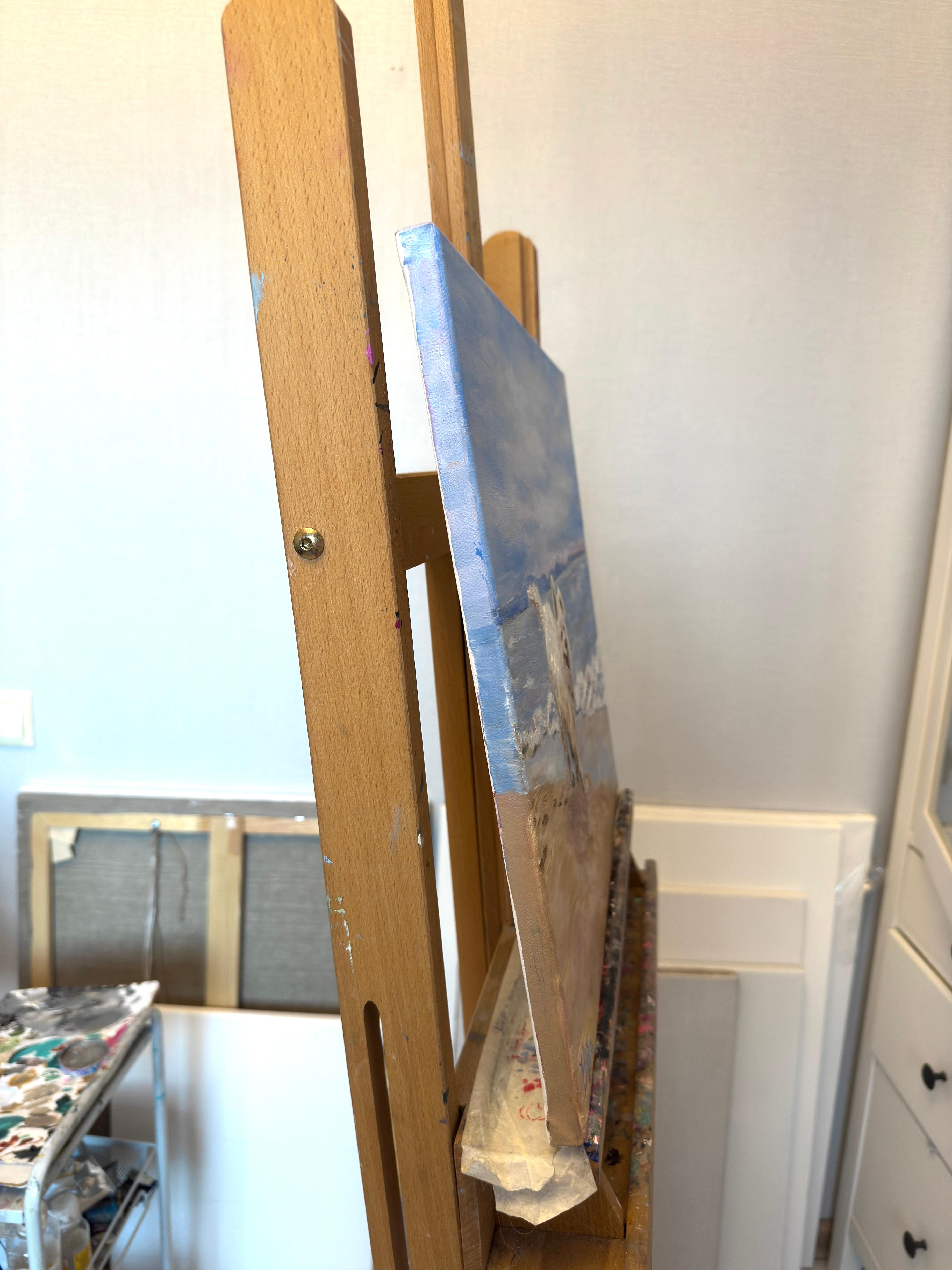 Fröhlicher weißer Hund an der blauen Meeresküste im Angebot 4