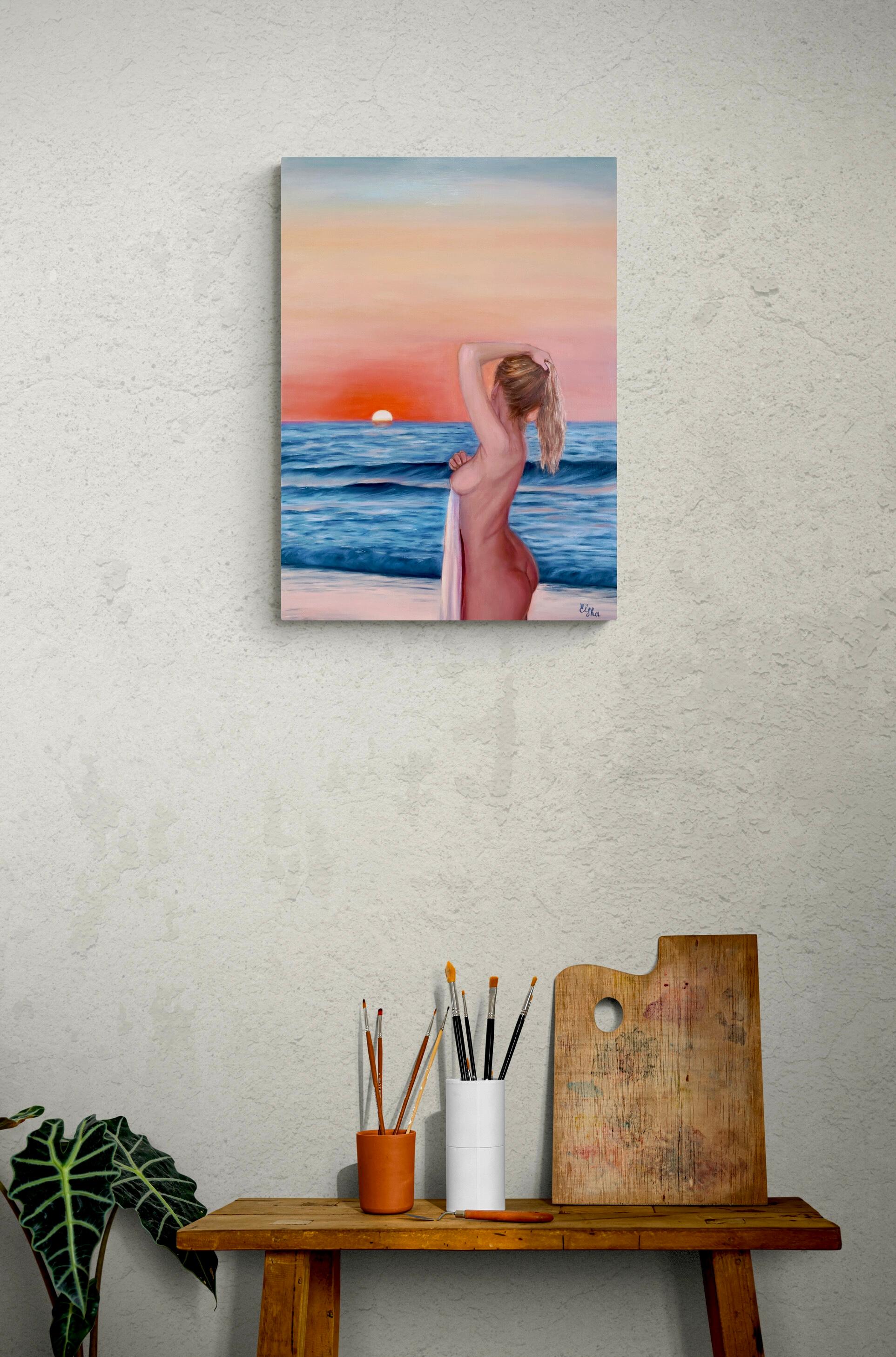 Questo sensuale dipinto a olio cattura un tranquillo momento di connessione tra la natura e la forma umana. Una donna nuda si trova in riva al mare al tramonto e guarda l'orizzonte luminoso.  Il cielo caldo e sfumato, le onde delicate e la resa