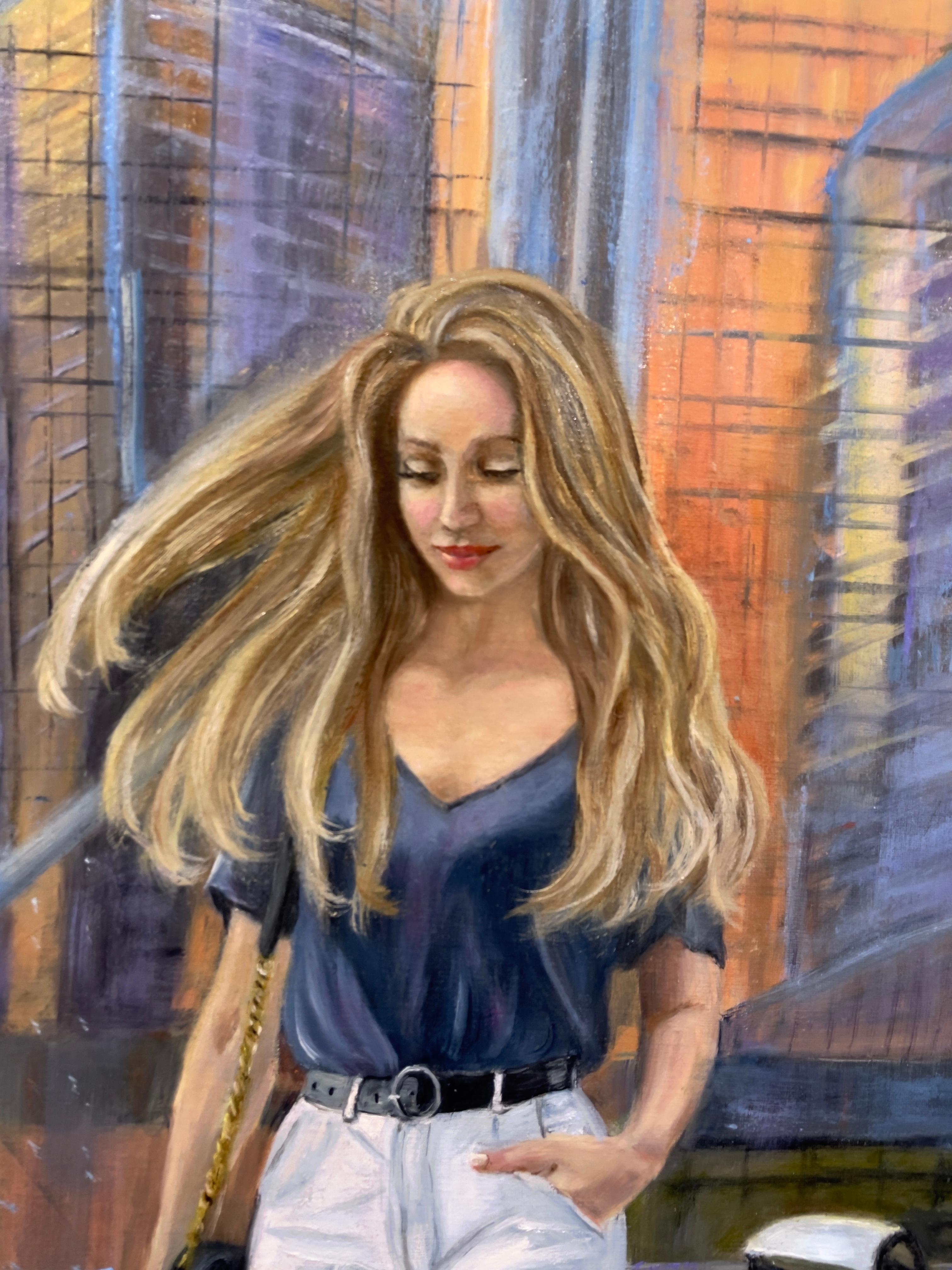 Una scena urbana moderna portata in vita da un olio su tela: una giovane donna sicura di sé porta a spasso il suo felice Golden Retriever lungo una strada cittadina fiancheggiata da grattacieli che riflettono il tramonto. Il mix di realismo e calore