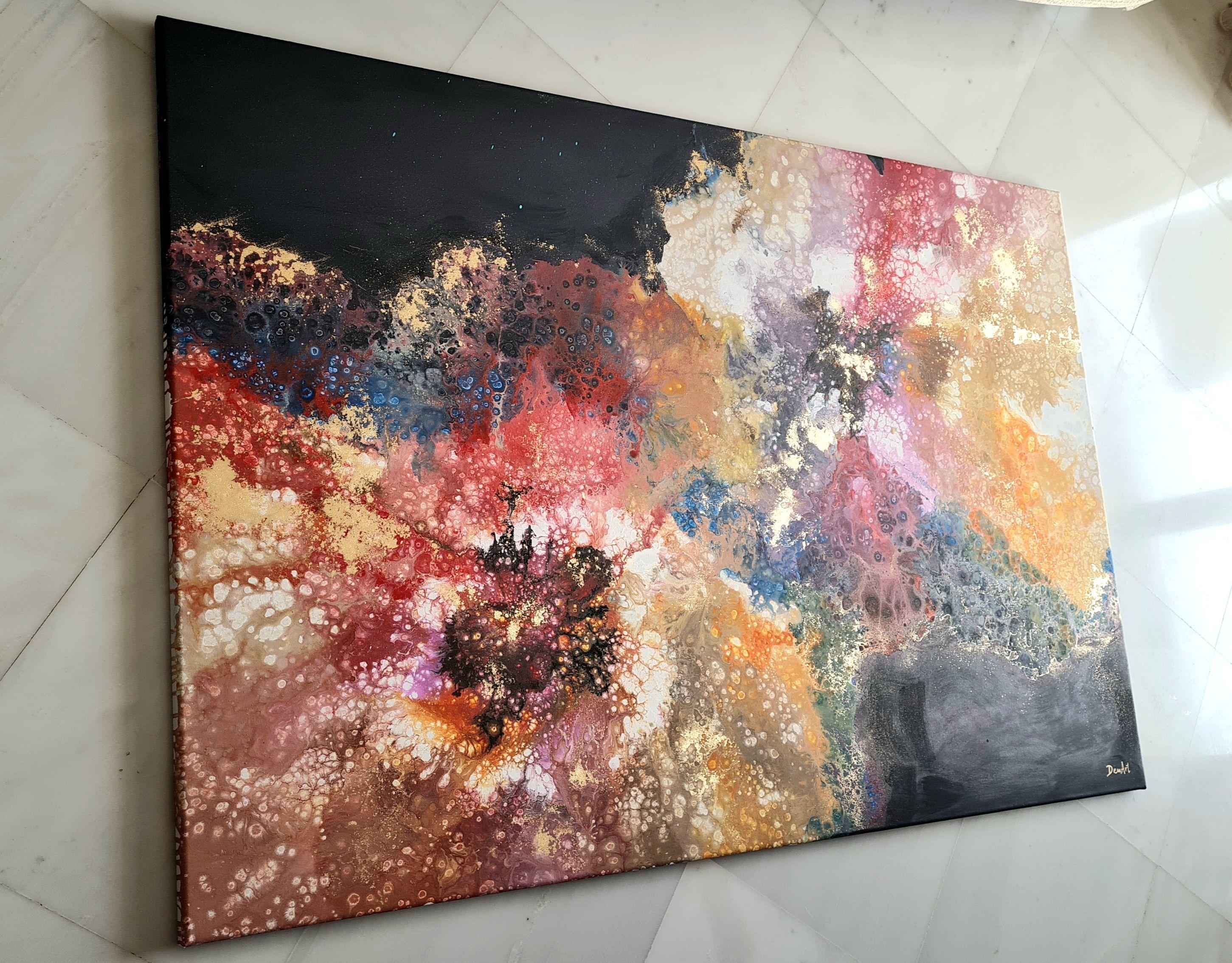 Una danza de sombras, Flora Oscura se despliega,  En tonos rojos, naranjas, blancos, marrones y dorados,  Floraciones etéreas, una súplica silenciosa,  Susurros en la noche, una fantasía.    Cuadro abstracto original muy colorido sobre fondo negro  