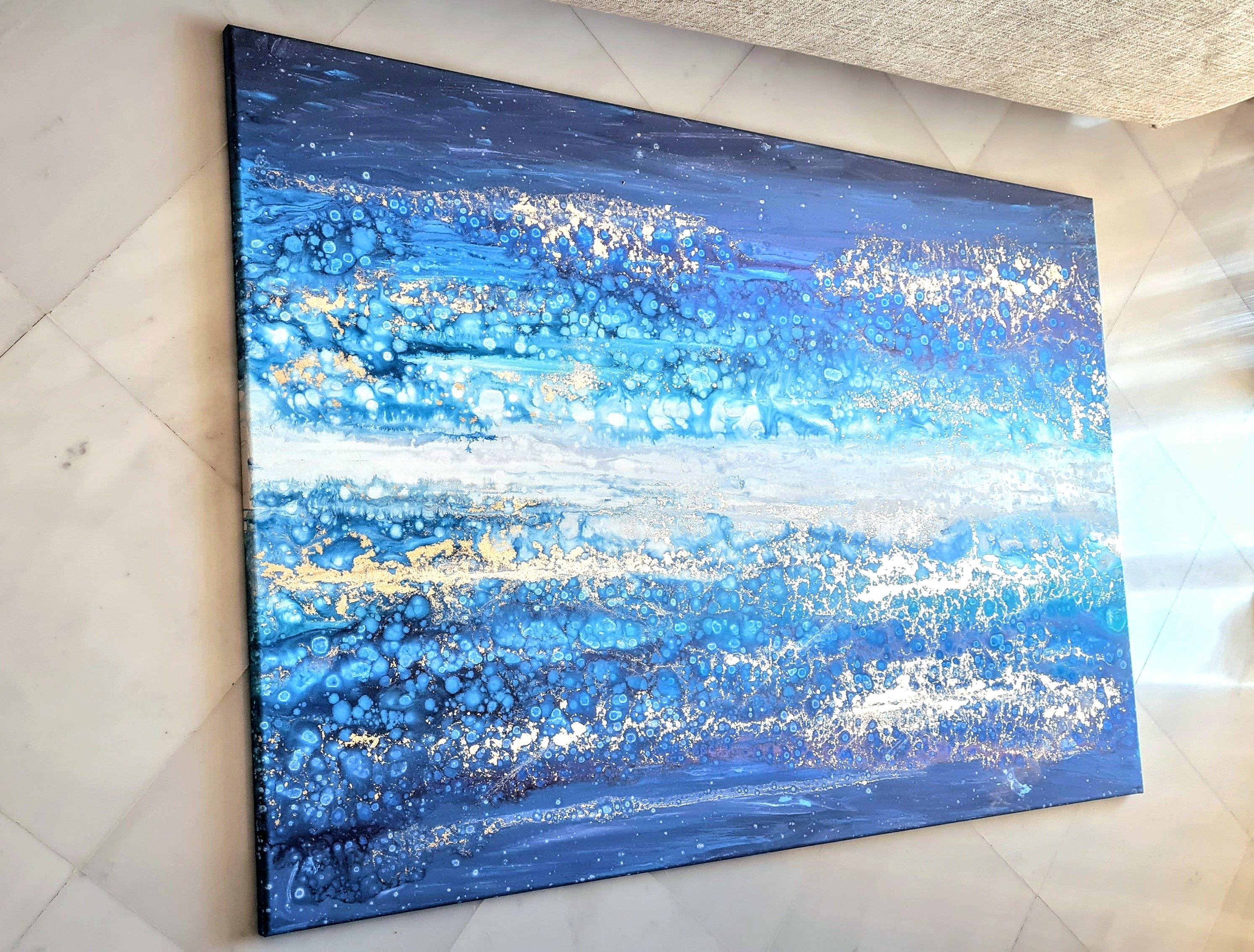 Dies ist ein Küsten-Stil Original Flow Art Acryl-Gemälde in Schattierungen von Blau, Weißgold und tiefen Türkis. Inspiriert von den Farben des Meeres und den goldenen Reflexen der Sonne. Inspiriert von den Farben des ägäischen Meeres und seiner