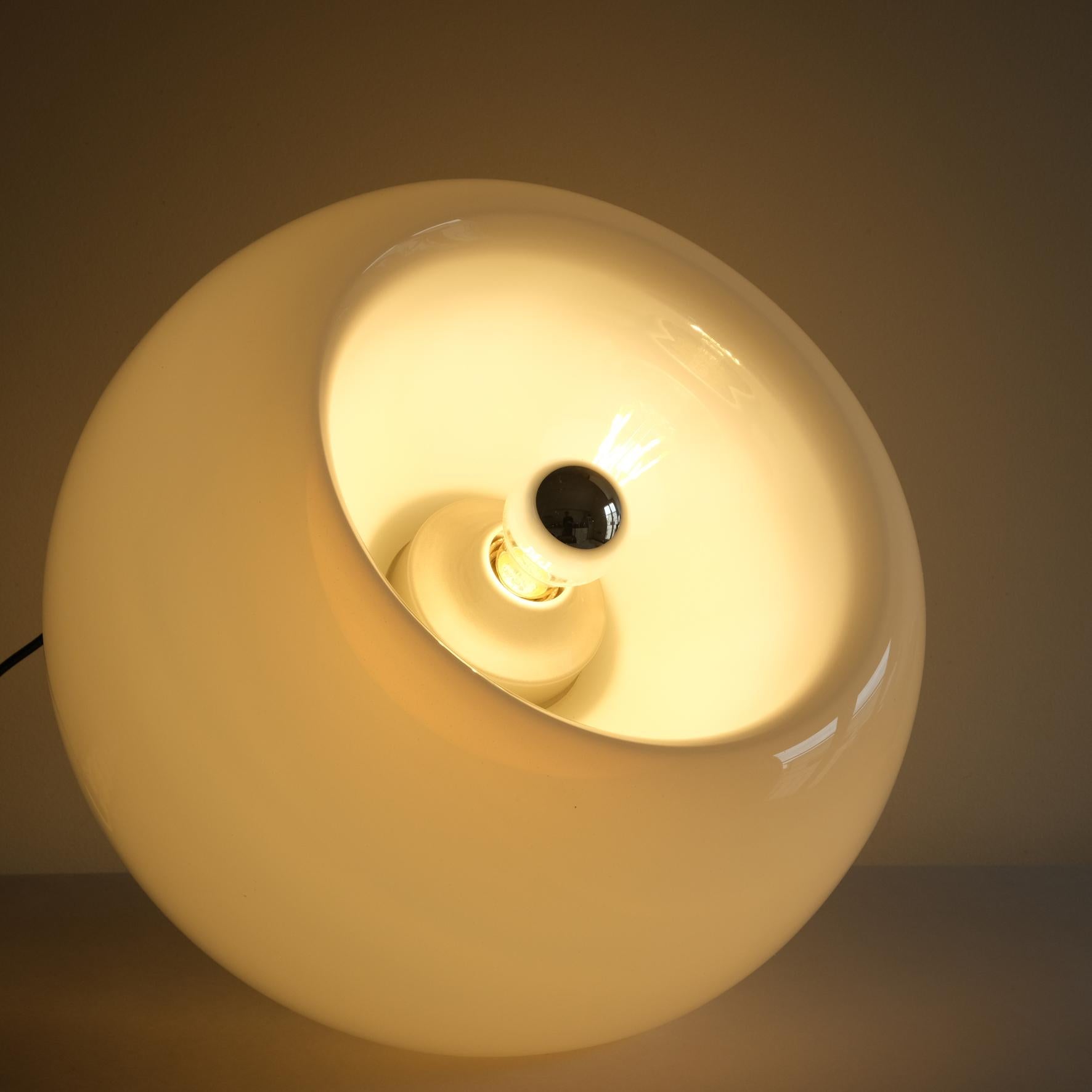 Eleonore Peduzzi-Riva

Vacuna

A white and transparent blown glass lamp, of spherical shape, usable either as a table or floor lamp.
Produced by Artemide, Milano,
circa 1968.

Literature
Domus n°463, June 1968.

Italy: The New Domestic Landscape,