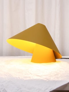 Lampada da tavolo "Elepé Launch Edition" di Luis Marie Studio, in giallo fulvo brillante