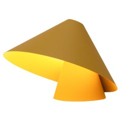 Lampada da tavolo "Elepé Launch Edition" di Luis Marie Studio, in giallo fulvo brillante