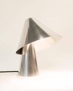 Lampada da tavolo "Elepé Plata Large" di Luis Marie Studio, alluminio lucidato a mano