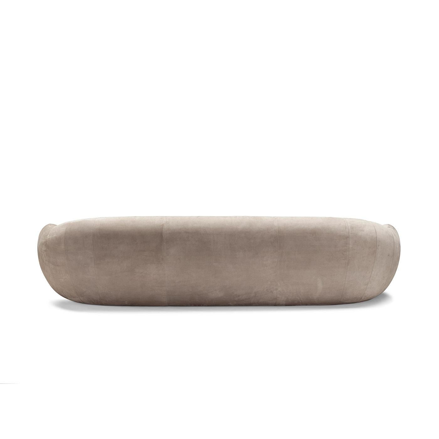 Dieses elegante, modern inspirierte Sofa ist ebenso ruhig wie einladend und bietet bis zu drei Personen Platz auf seiner breiten Sitzfläche, die von einer weichen, seitlich abfallenden Schale eingefasst wird. Die großzügige Füllung, gepaart mit dem