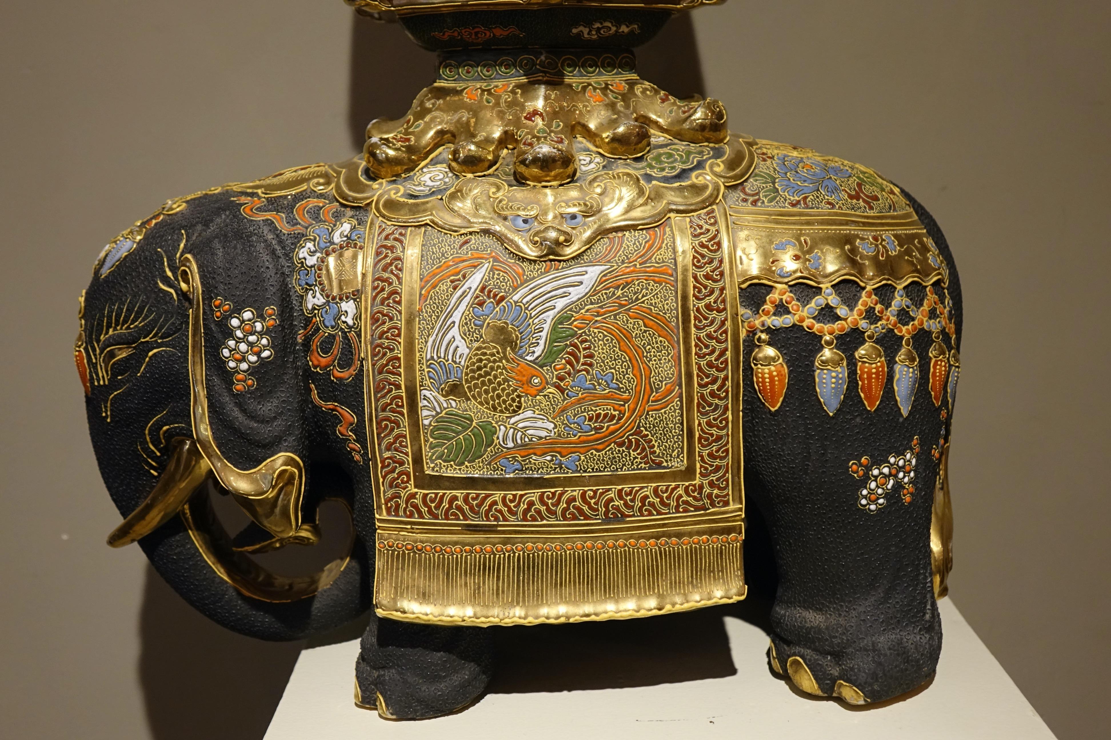 Rare elephant with its palanquin representing a pagoda, made in several parts.
Probably designed to serve as a table centerpiece, it is provided with a rod that can be electrically connected to make a lamp.
Satsuma porcelain, Japan, late 19th