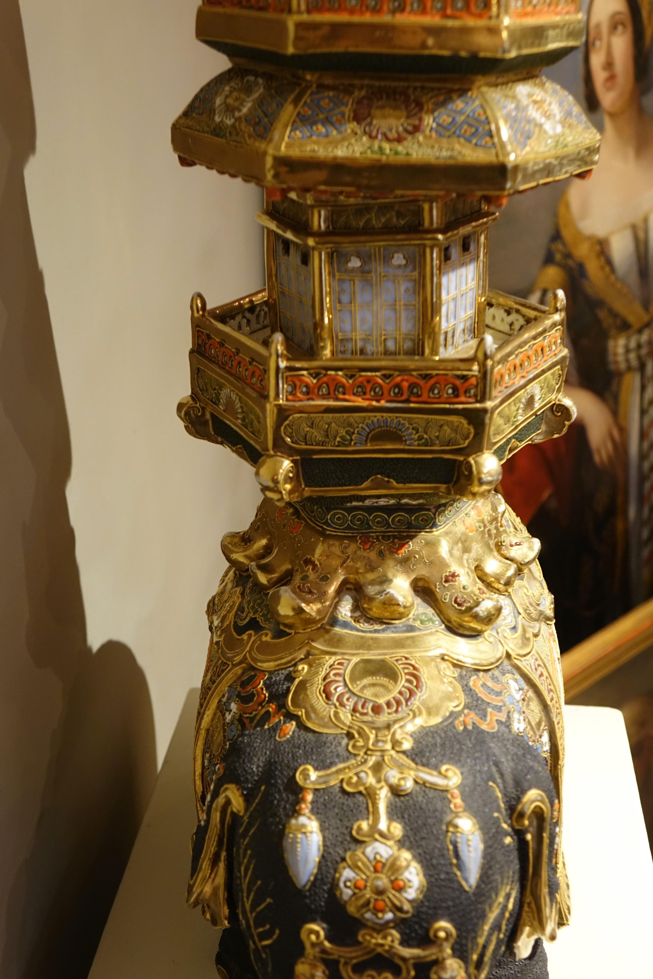 Elephant and palanquin in a pagoda, Satsuma porcelain, Japan 19th century In Good Condition For Sale In PARIS, FR