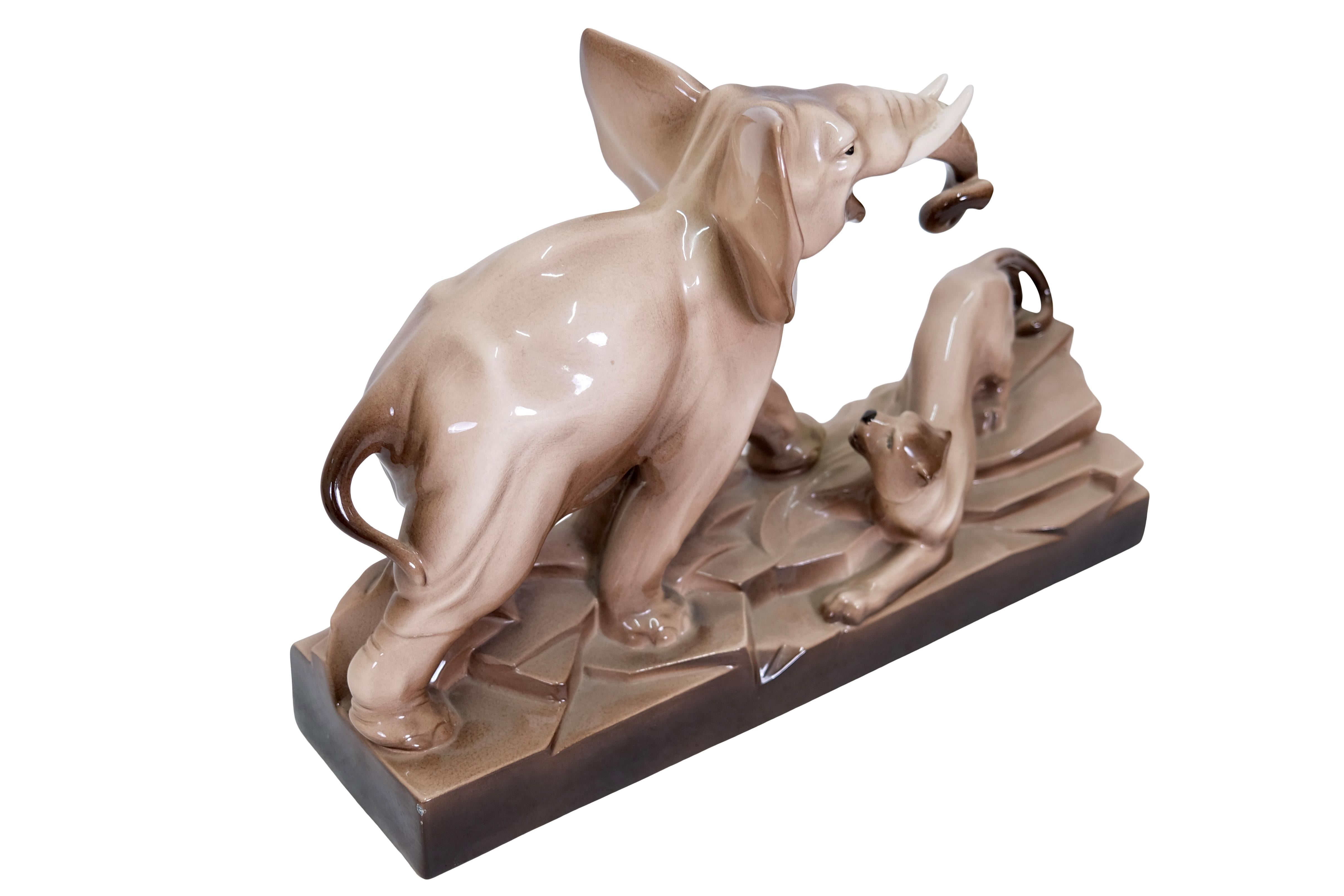 Große französische glasierte Keramik-Skulptur eines Elefanten und eines Panthers im Art déco-Stil (Französisch) im Angebot