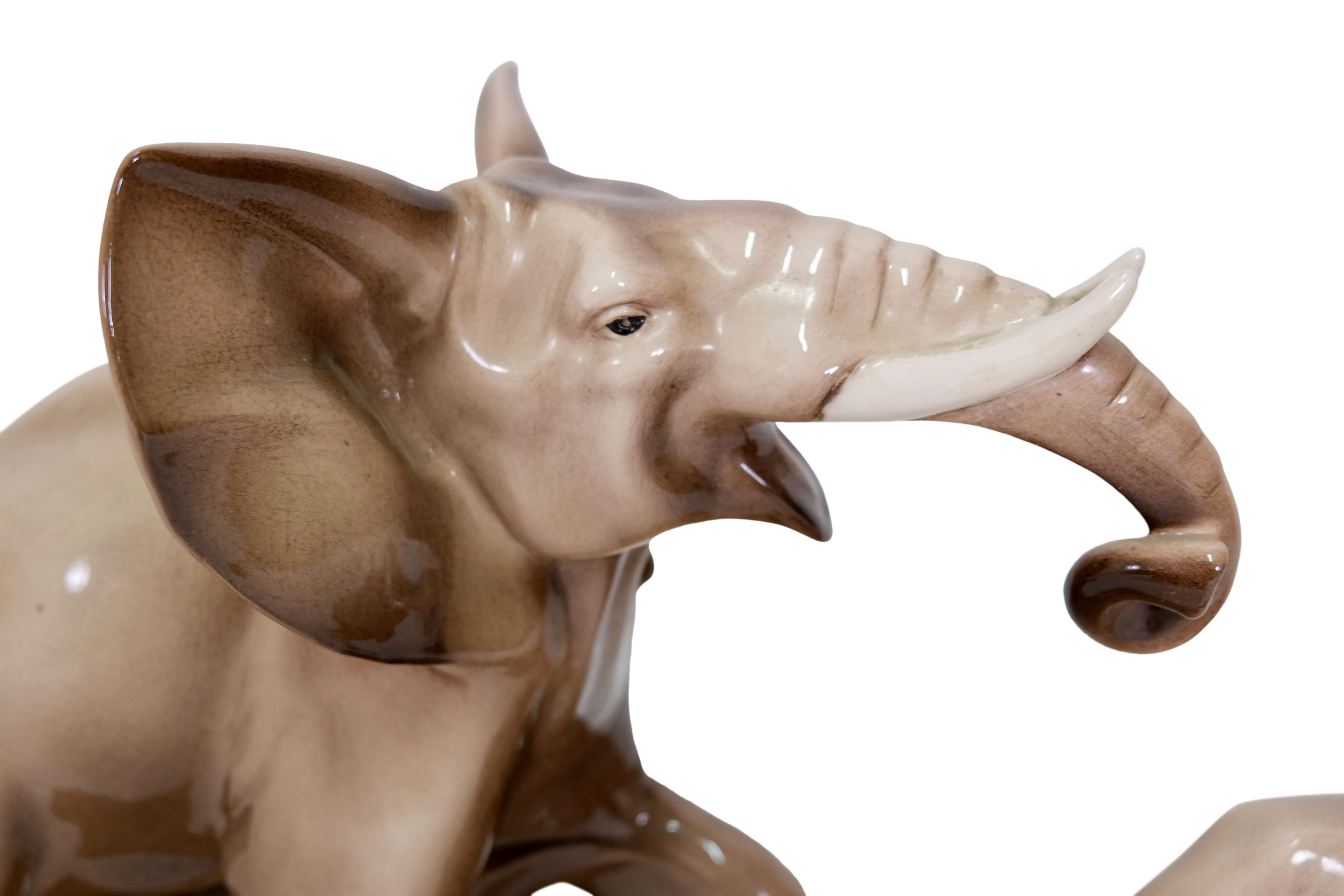 Escultura grande de cerámica esmaltada Art Decó francesa de elefante y pantera Glaseado en venta